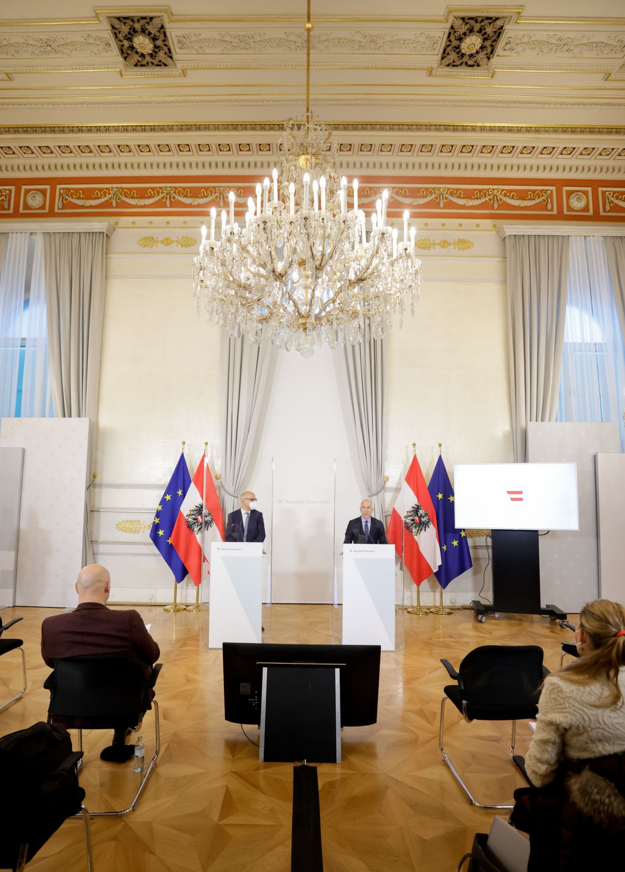 Am 23. November 2021 fand eine Pressekonferenz zur aktuellen Lage am Arbeitsmarkt statt. Im Bild Bundesminister Martin Kocher (r.) dem WIFO-Direktor Gabriel Felbermayr (l.).