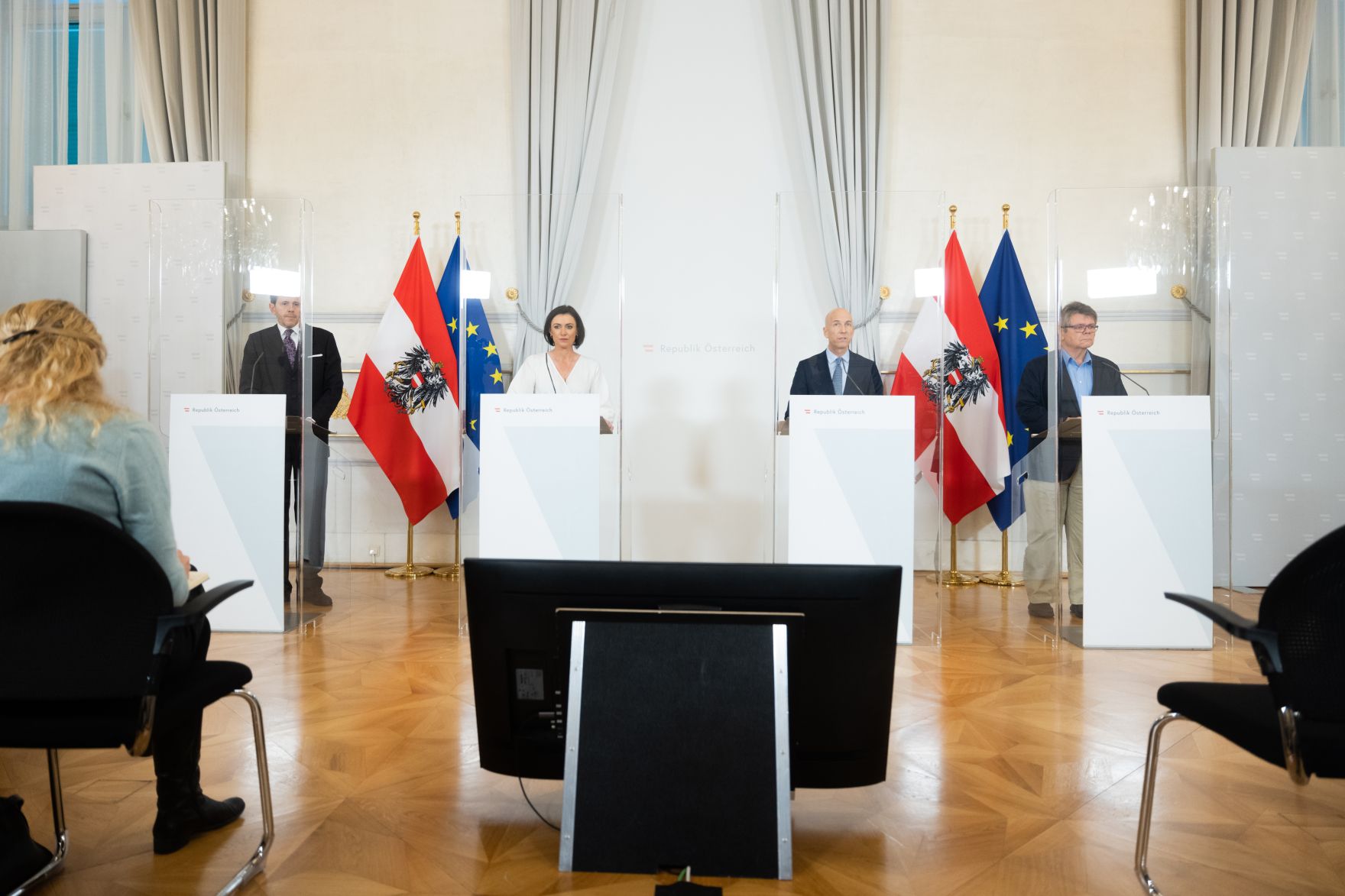 Am 26. November 2021 fand eine Pressekonferenz mit Bundesminister Martin Kocher (m.r.), Bundesministerin Elisabeth K&ouml;stinger (m.l.), dem Pr&auml;sident der Wirtschaftskammer &Ouml;sterreich, Harald Mahrer (l.) und &Ouml;GB-Pr&auml;sident Wolfgang Katzian (r.) zu den aktuellen Corona-Ma&szlig;nahmen im Bundeskanzleramt statt.