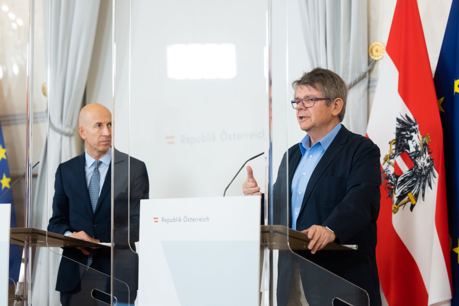 Am 26. November 2021 fand eine Pressekonferenz mit Bundesminister Martin Kocher (l.), Bundesministerin Elisabeth K&ouml;stinger, dem Pr&auml;sident der Wirtschaftskammer &Ouml;sterreich, Harald Mahrer und &Ouml;GB-Pr&auml;sident Wolfgang Katzian (r.) zu den aktuellen Corona-Ma&szlig;nahmen im Bundeskanzleramt statt.