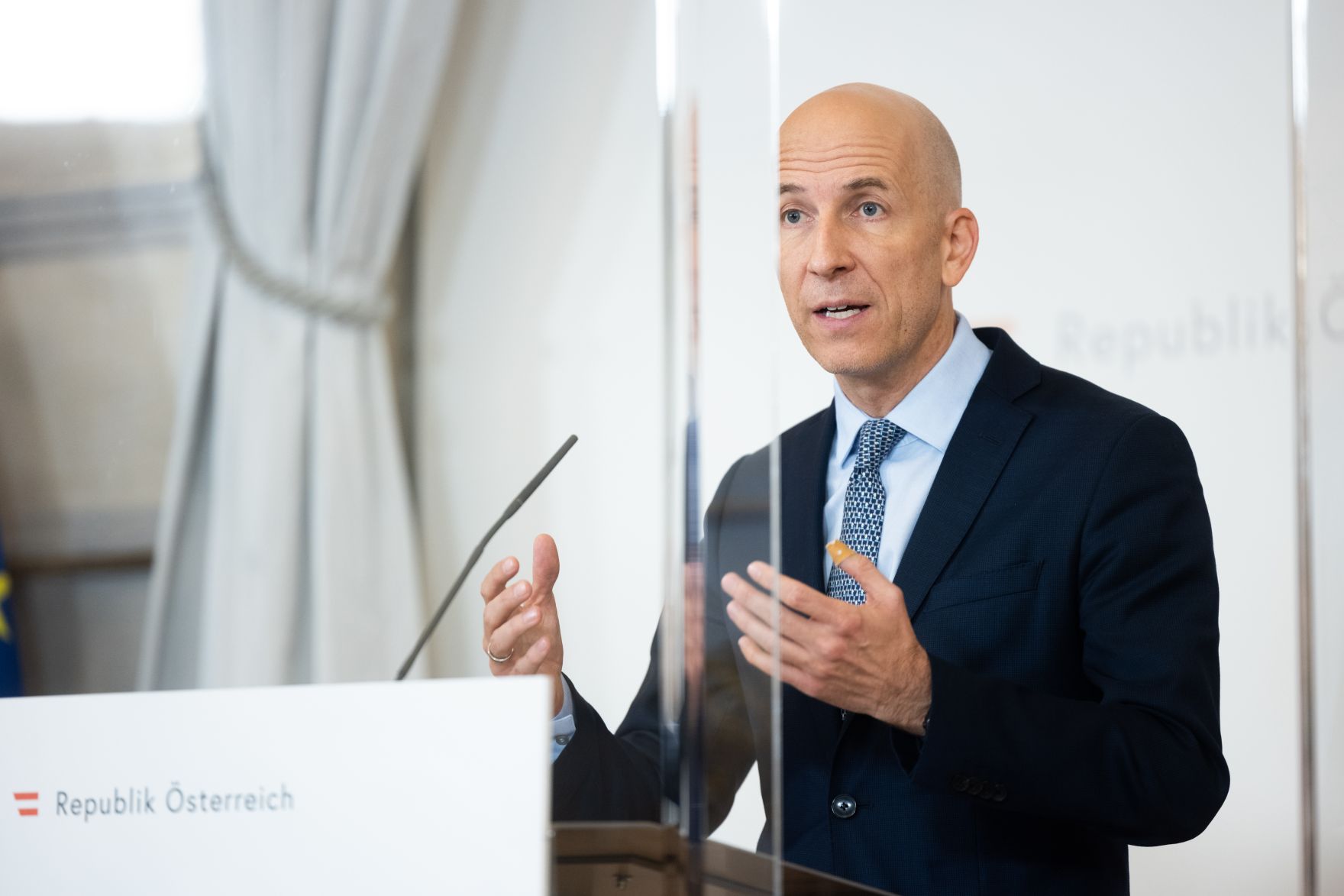 Am 26. November 2021 fand eine Pressekonferenz mit Bundesminister Martin Kocher (im Bild), Bundesministerin Elisabeth K&ouml;stinger, dem Pr&auml;sident der Wirtschaftskammer &Ouml;sterreich, Harald Mahrer und &Ouml;GB-Pr&auml;sident Wolfgang Katzian zu den aktuellen Corona-Ma&szlig;nahmen im Bundeskanzleramt statt.