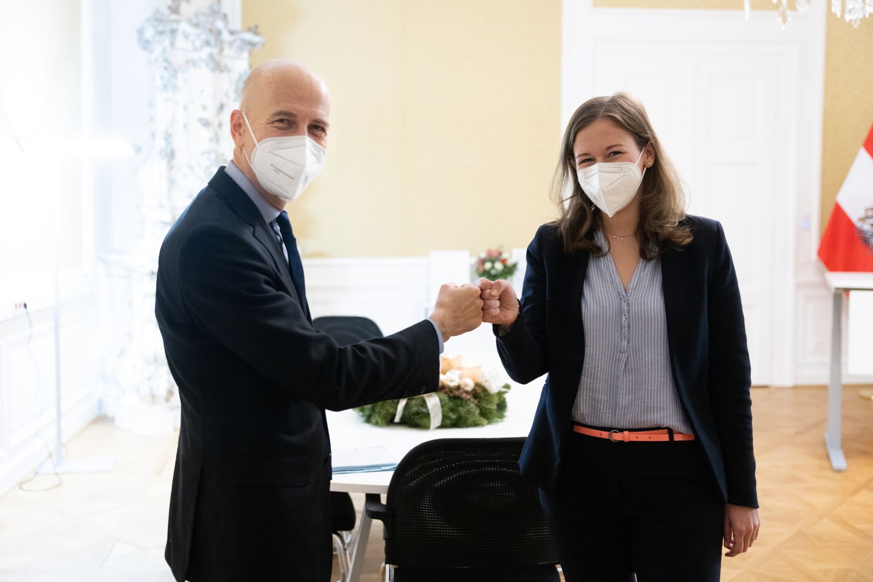Am 15. Dezember 2021 traf Bundesminister Martin Kocher (l.) Staatssekret&auml;rin Claudia Plakolm (r.) zu einem Arbeitsgespr&auml;ch.
