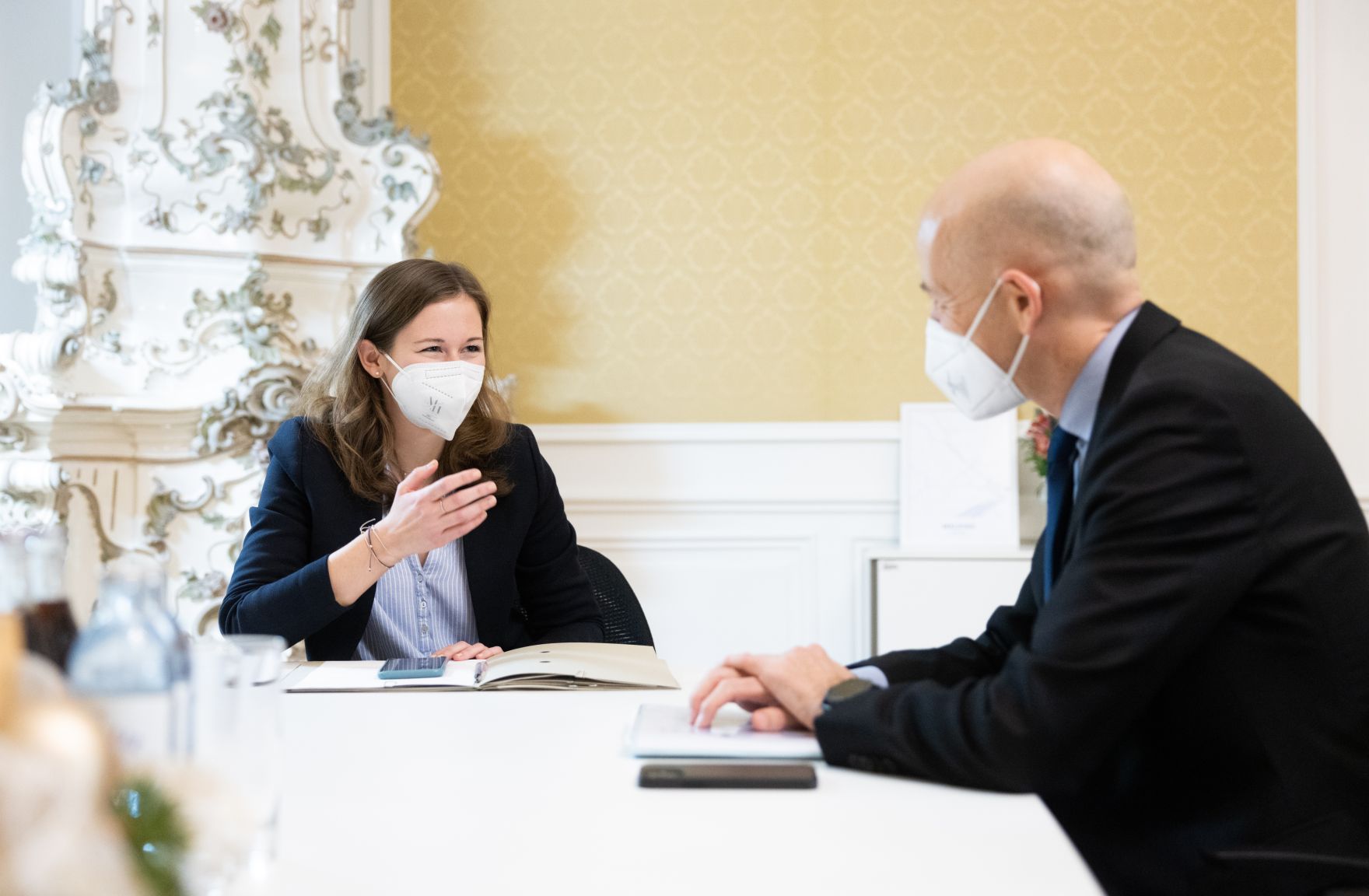 Am 15. Dezember 2021 traf Bundesminister Martin Kocher (r.) Staatssekret&auml;rin Claudia Plakolm (l.) zu einem Arbeitsgespr&auml;ch.
