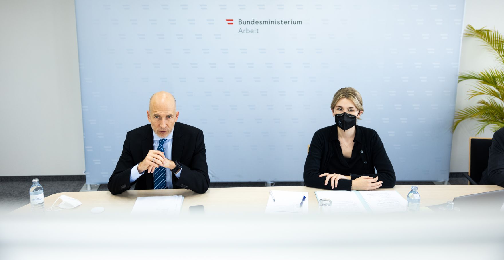 Am 20. Dezember 2021 nahm Bundesminister Martin Kocher (l.) an einer Videokonferenz teil.
