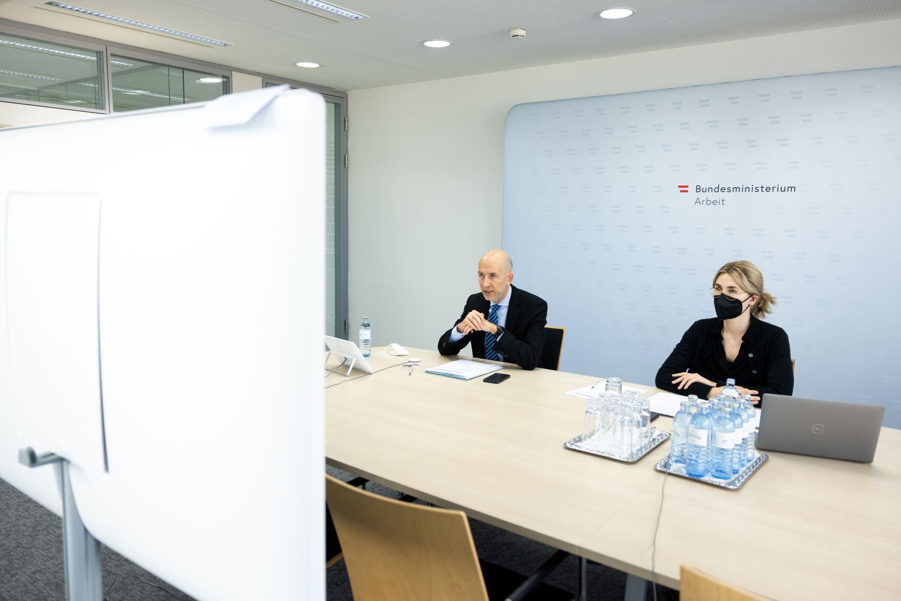 Am 20. Dezember 2021 nahm Bundesminister Martin Kocher (l.) an einer Videokonferenz teil.