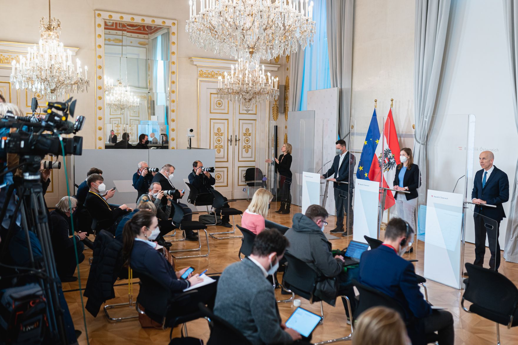 Am 18. J&auml;nner 2022 fand eine Pressekonferenz zur aktuellen Lage am Arbeitsmarkt mit Bundesminister Martin Kocher (r.), Bundesminister Wolfgang M&uuml;ckstein (l.) und Staatssekret&auml;rin Claudia Plakolm (m.) statt.