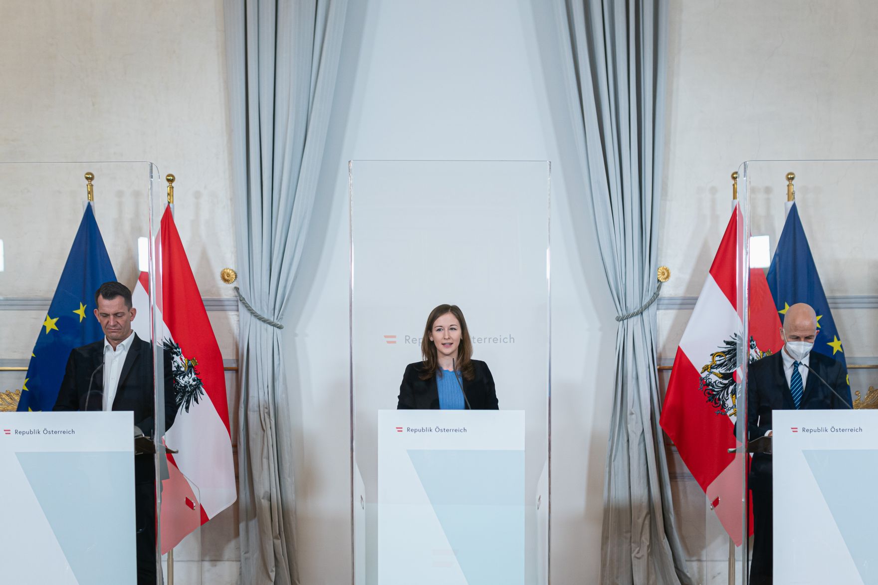 Am 18. J&auml;nner 2022 fand eine Pressekonferenz zur aktuellen Lage am Arbeitsmarkt mit Bundesminister Martin Kocher (r.), Bundesminister Wolfgang M&uuml;ckstein (l.) und Staatssekret&auml;rin Claudia Plakolm (m.) statt.