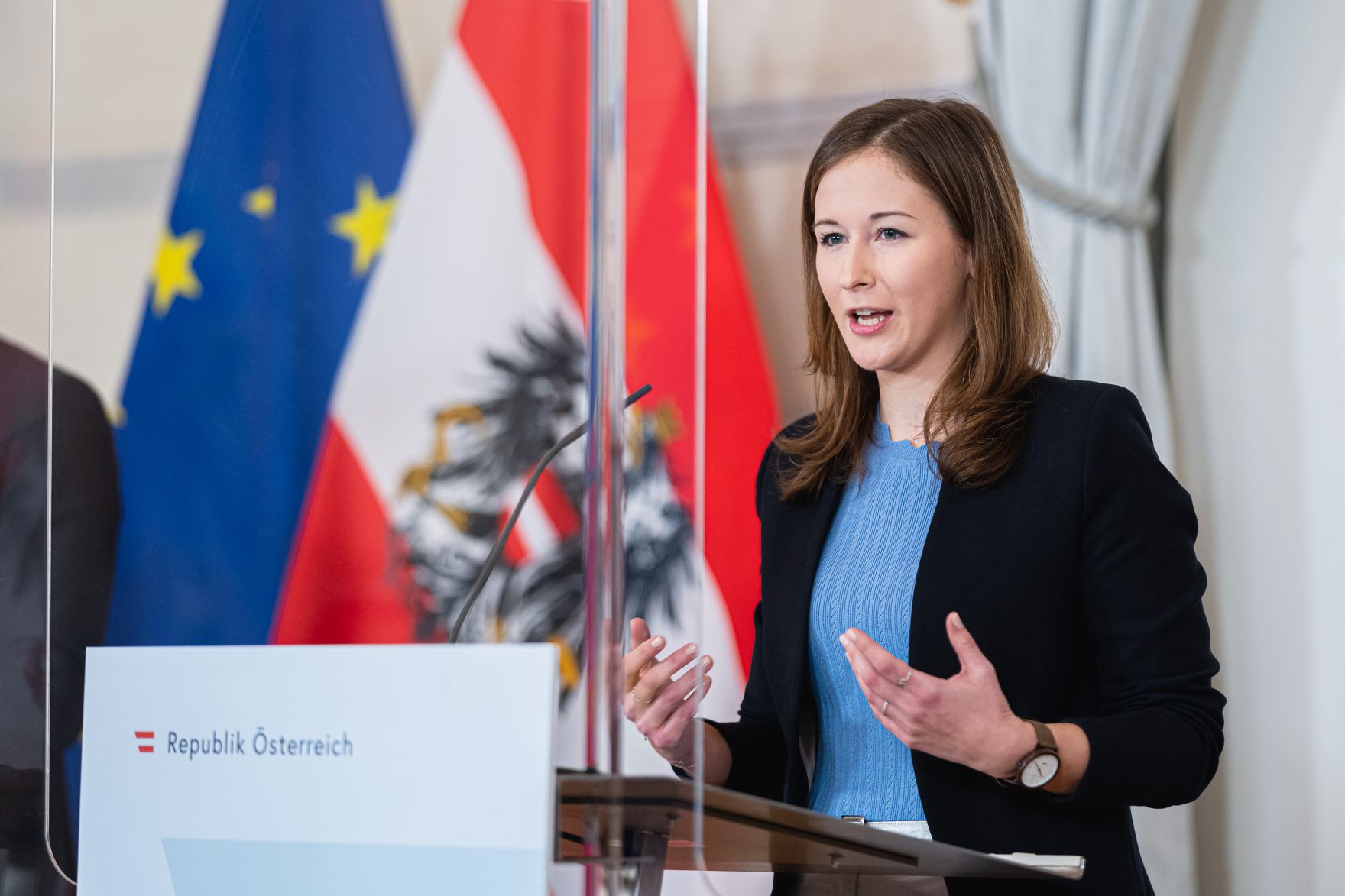 Am 18. J&auml;nner 2022 fand eine Pressekonferenz zur aktuellen Lage am Arbeitsmarkt mit Bundesminister Martin Kocher, Bundesminister Wolfgang M&uuml;ckstein und Staatssekret&auml;rin Claudia Plakolm (im Bild) statt.