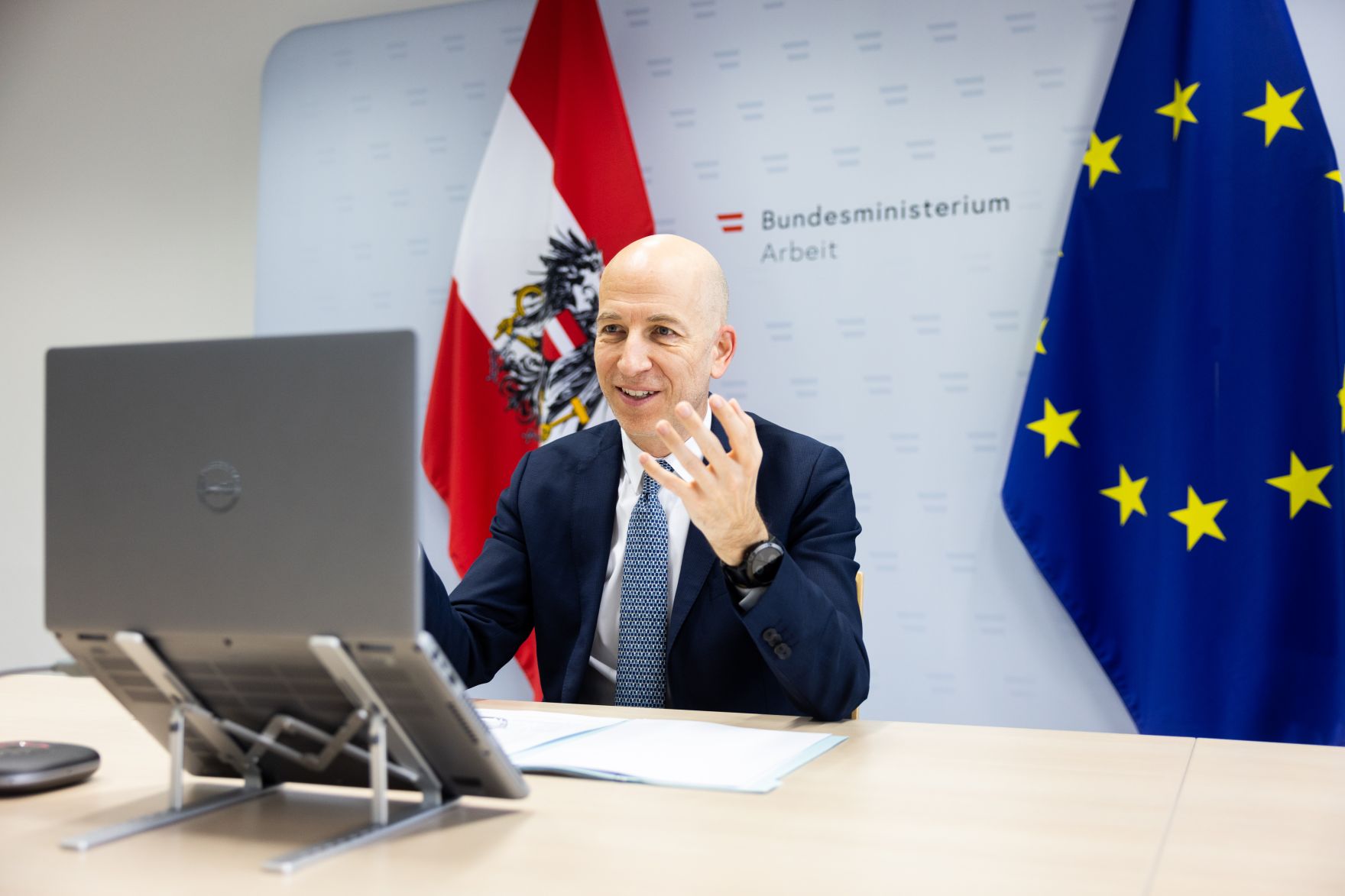 Am 20. J&auml;nner 2022 nahm Bundesminister Martin Kocher an einer Videokonferenz teil.