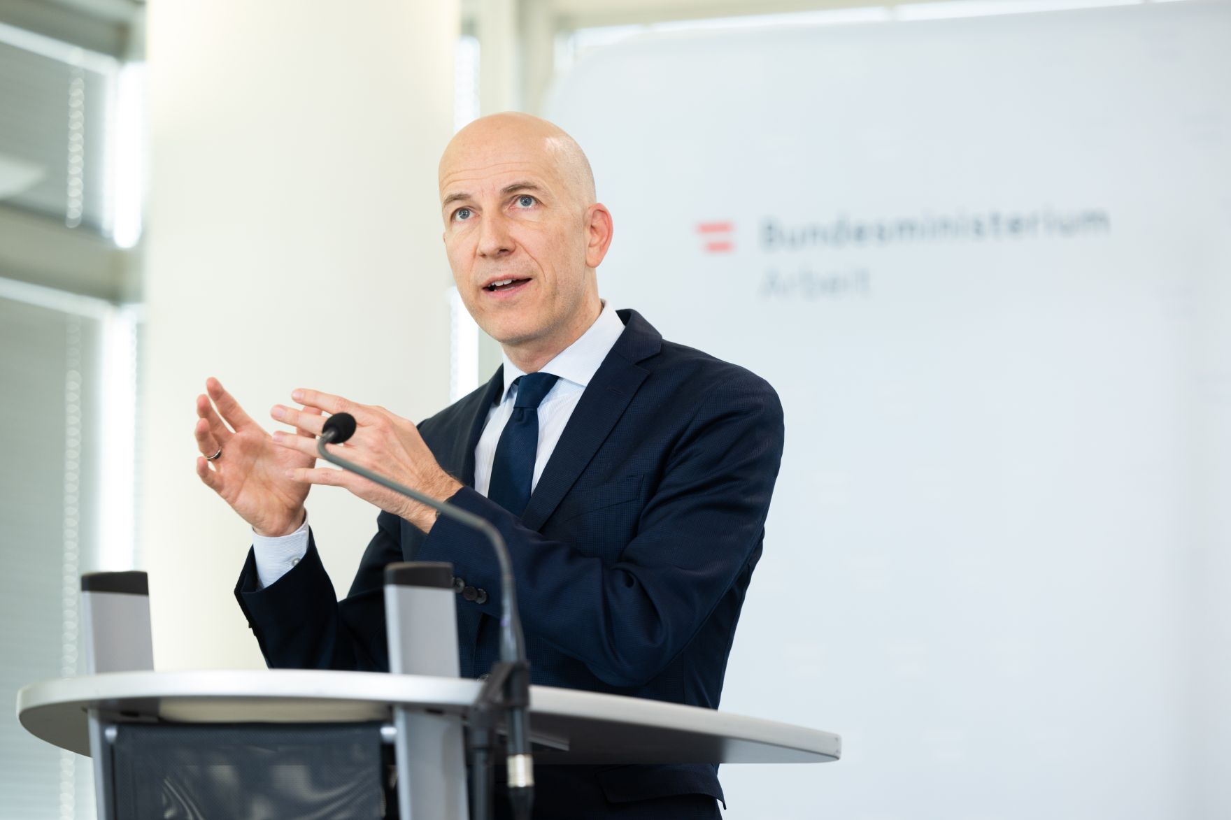 Am 27. J&auml;nner 2022 lud Bundesminister Martin Kocher (im Bild) zu einer Pressekonferenz zum Thema &bdquo;Fachkr&auml;ftebarometer&ldquo; ins Arbeitsministerium.