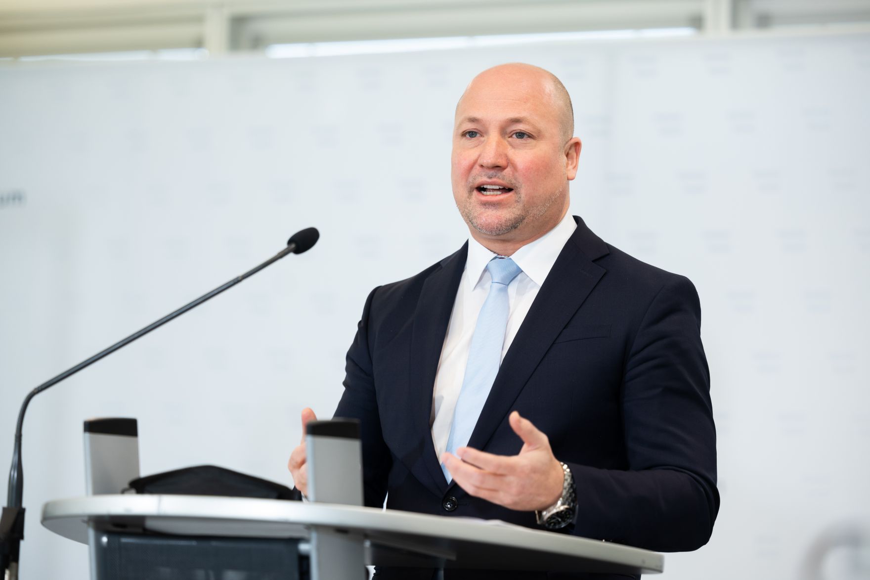 Am 27. J&auml;nner 2022 lud Bundesminister Martin Kocher zu einer Pressekonferenz zum Thema &bdquo;Fachkr&auml;ftebarometer&ldquo; ins Arbeitsministerium. Im Bild der Generaldirektor der Statistik Austria Tobias Thomas.