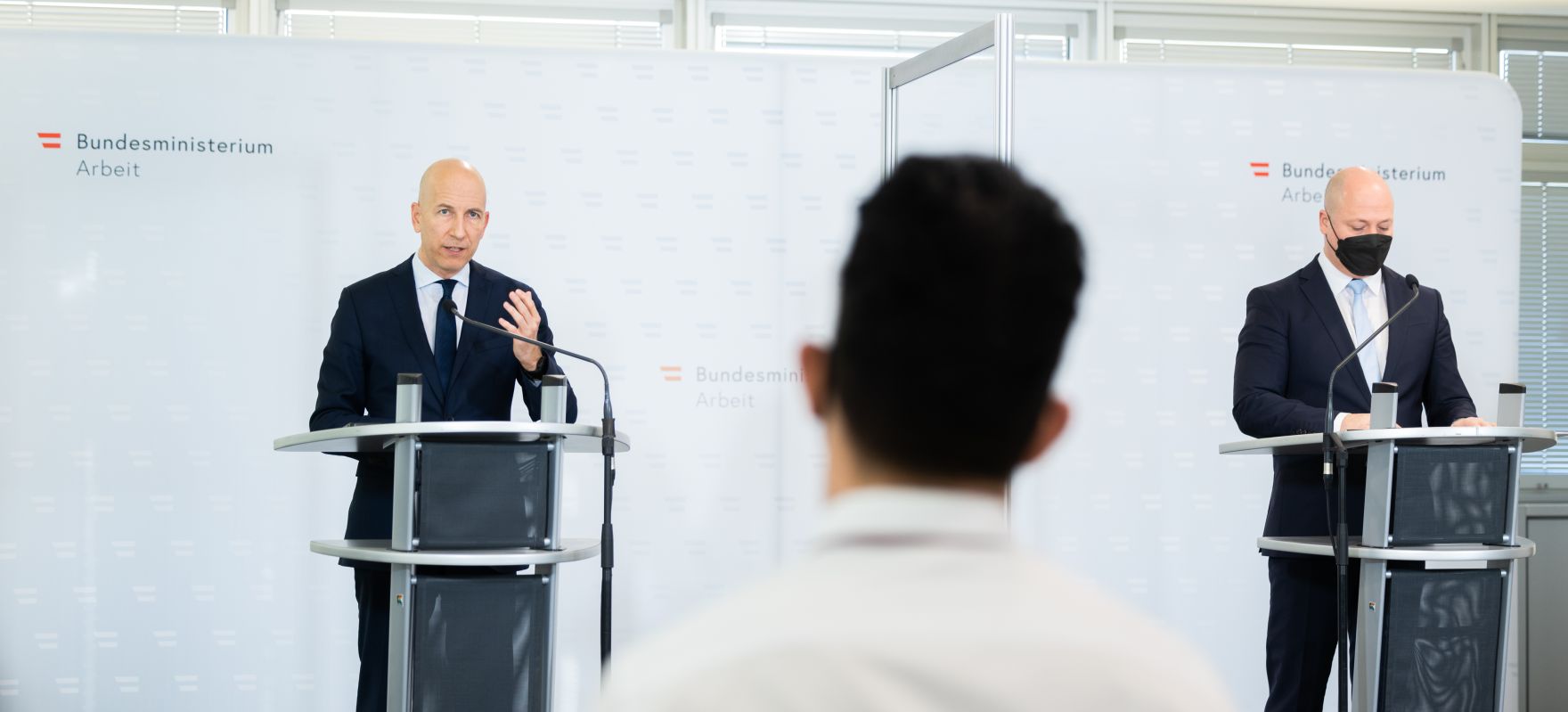 Am 27. J&auml;nner 2022 lud Bundesminister Martin Kocher (l.) zu einer Pressekonferenz zum Thema &bdquo;Fachkr&auml;ftebarometer&ldquo; ins Arbeitsministerium. Im Bild mit dem Generaldirektor der Statistik Austria Tobias Thomas (r.).