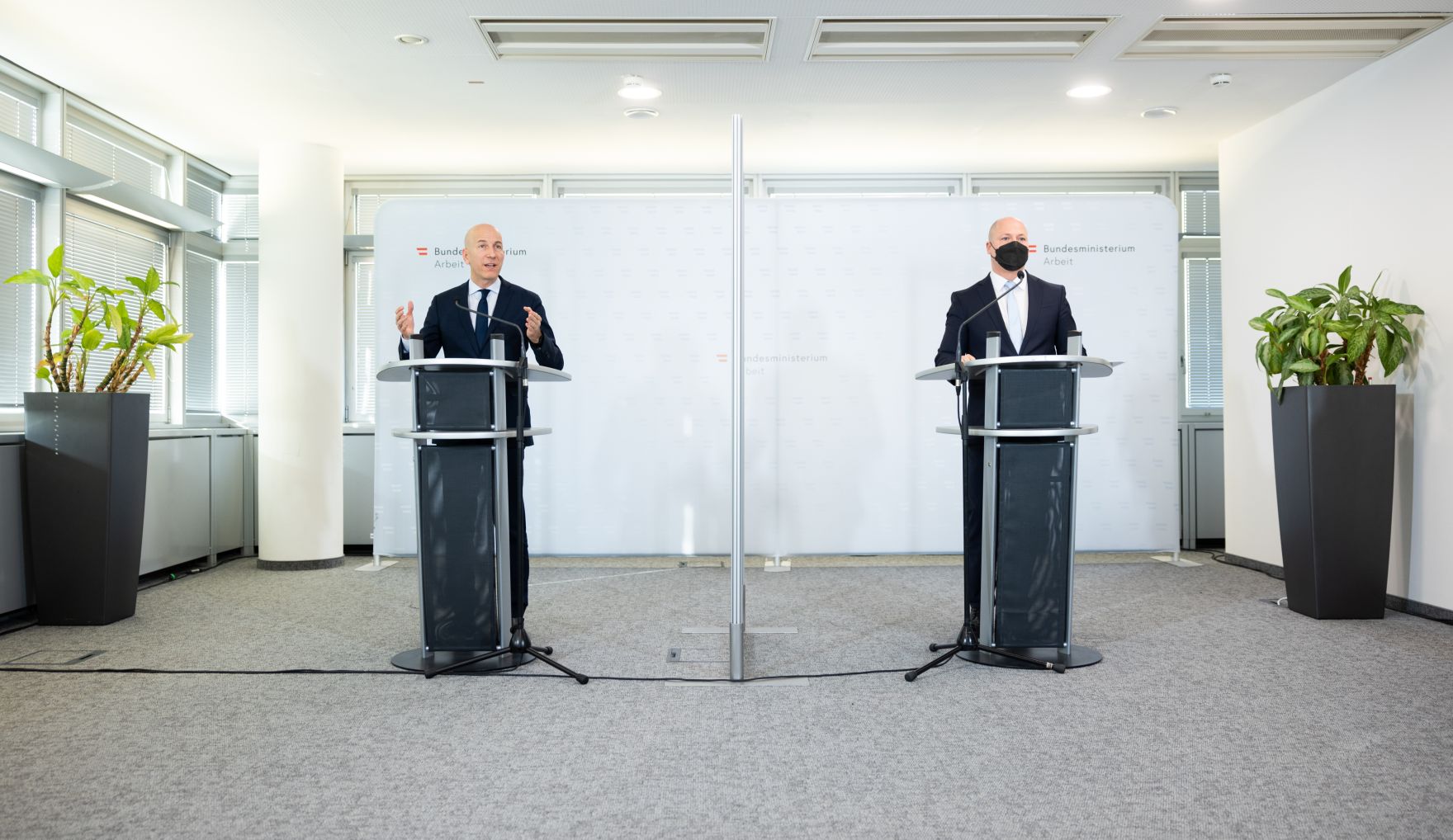 Am 27. J&auml;nner 2022 lud Bundesminister Martin Kocher (l.) zu einer Pressekonferenz zum Thema &bdquo;Fachkr&auml;ftebarometer&ldquo; ins Arbeitsministerium. Im Bild mit dem Generaldirektor der Statistik Austria Tobias Thomas (r.).