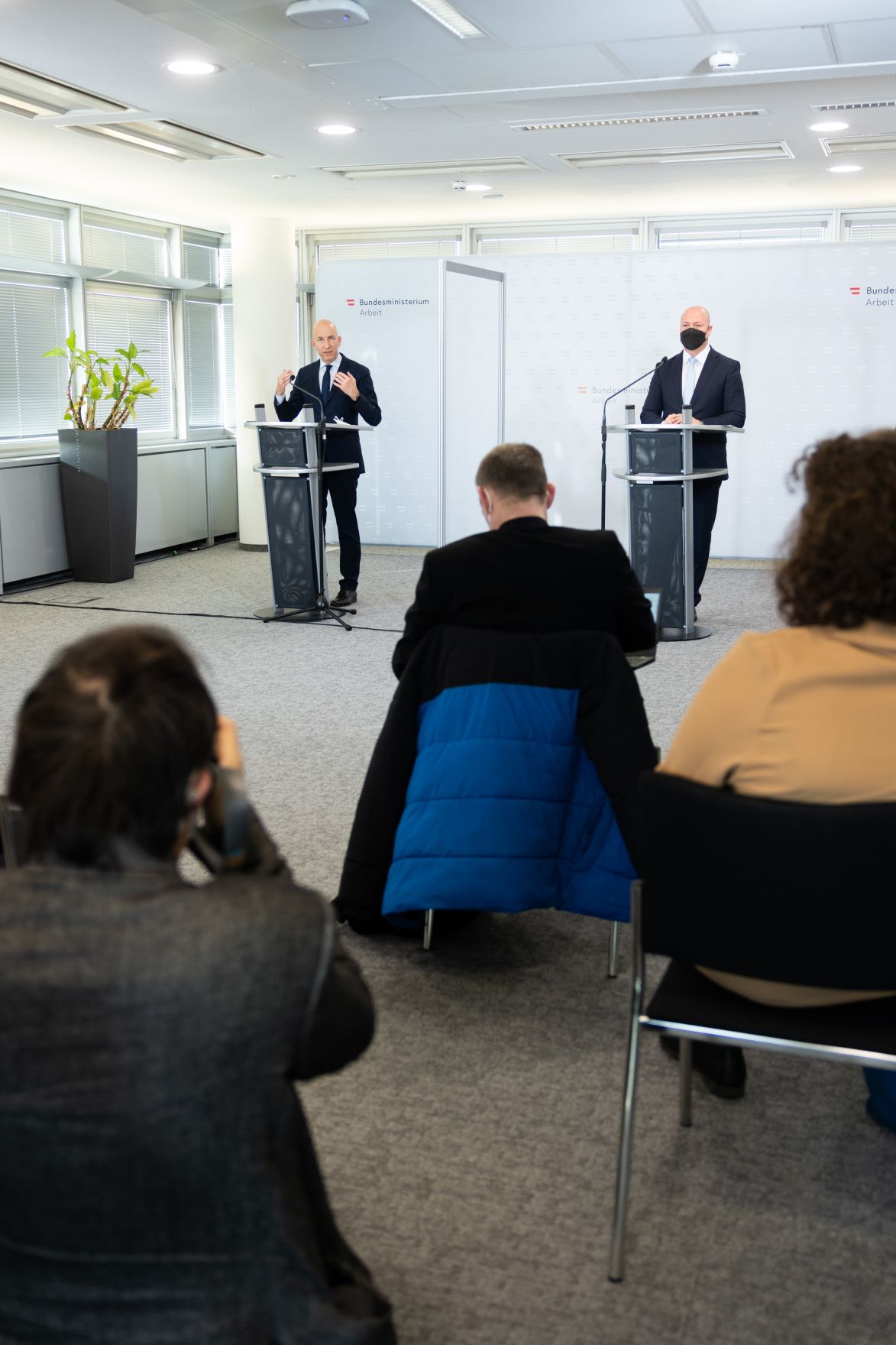 Am 27. J&auml;nner 2022 lud Bundesminister Martin Kocher (l.) zu einer Pressekonferenz zum Thema &bdquo;Fachkr&auml;ftebarometer&ldquo; ins Arbeitsministerium. Im Bild mit dem Generaldirektor der Statistik Austria Tobias Thomas (r.).
