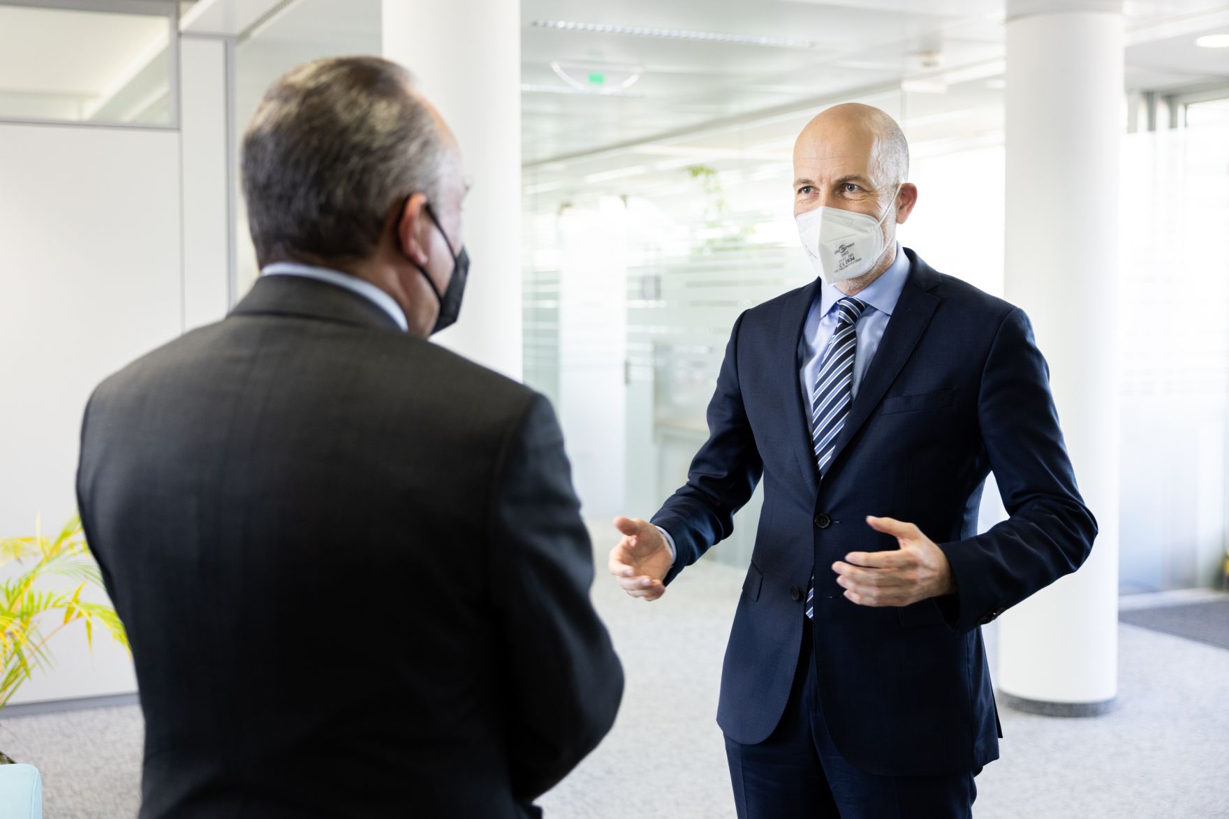 Am 09. Februar 2022 empfing Bundesminister Martin Kocher (r.) den Israelischen Botschafter Mordechai Rodgold (l.) zu einem Arbeitsgespr&auml;ch.