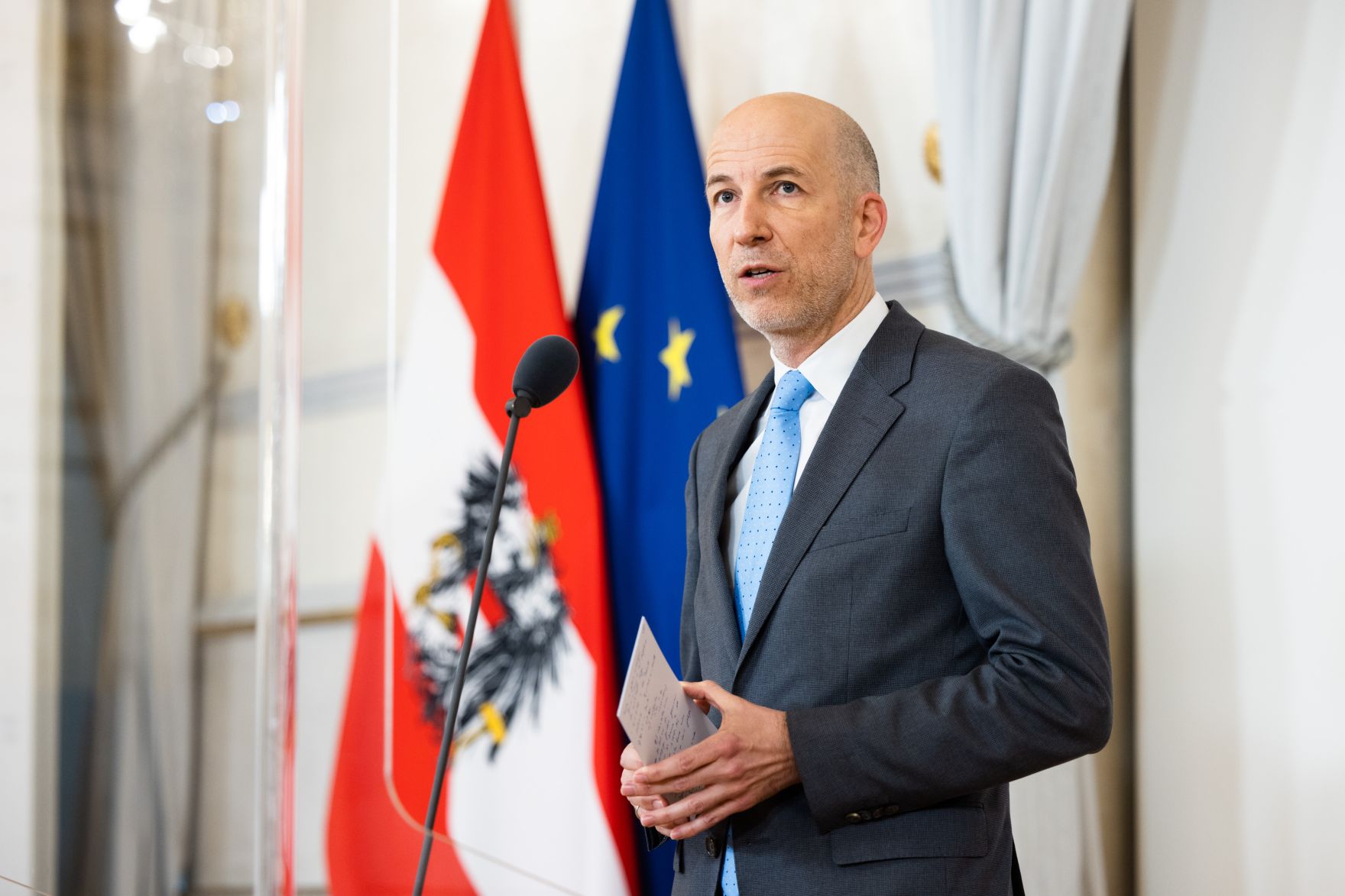 Am 23. Februar 2022 nahm Bundesminister Martin Kocher (im Bild) am Doorstep vor dem Ministerrat teil.