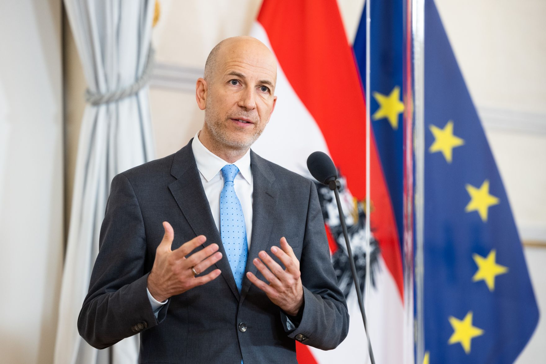 Am 23. Februar 2022 nahm Bundesminister Martin Kocher (im Bild) am Doorstep vor dem Ministerrat teil.