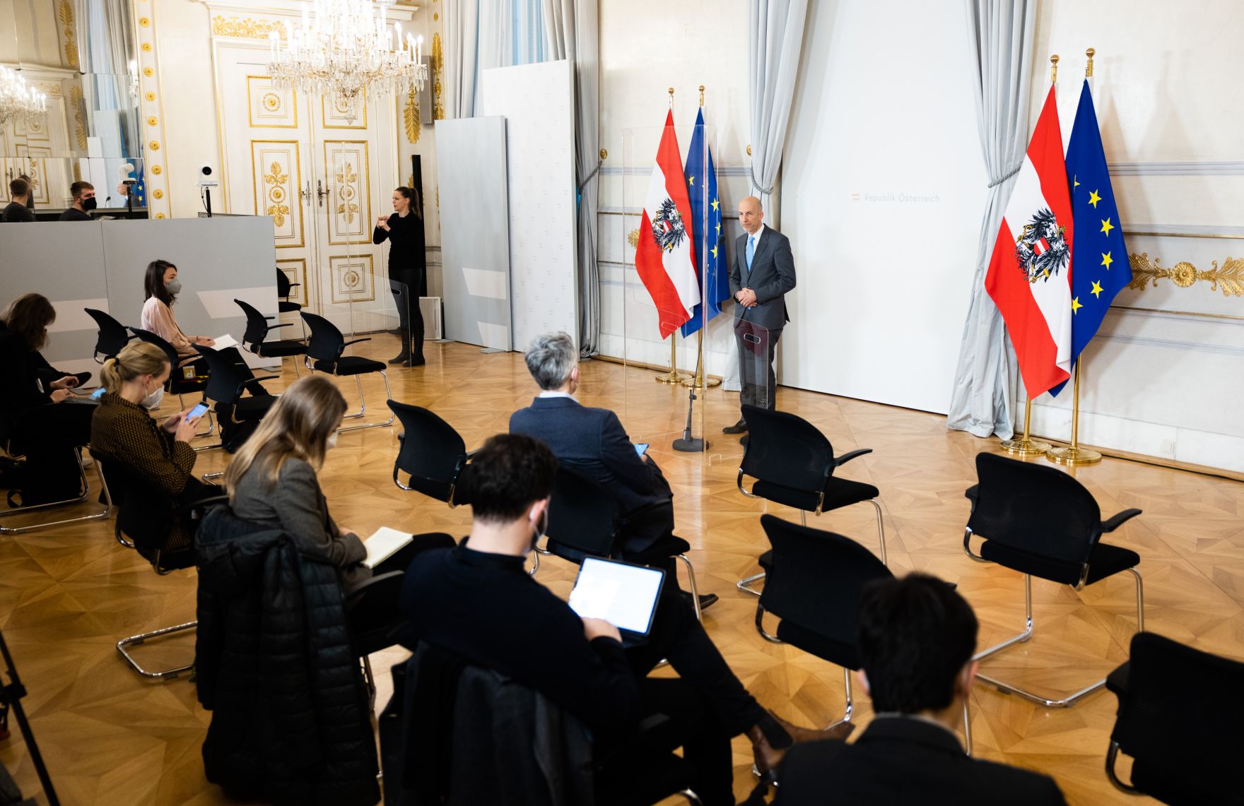 Am 23. Februar 2022 nahm Bundesminister Martin Kocher am Doorstep vor dem Ministerrat teil.