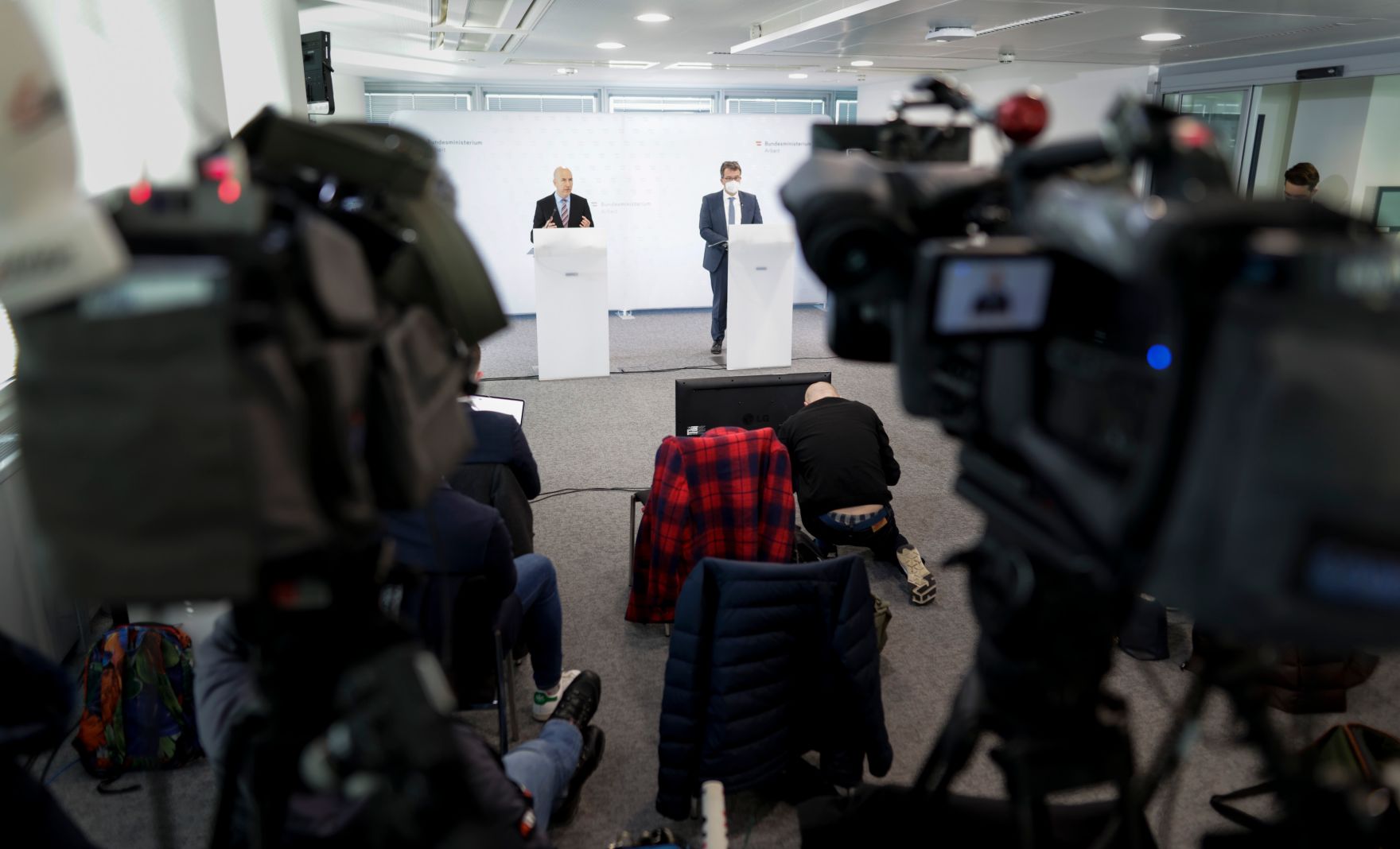 Am 1. M&auml;rz 2022 fand eine Pressekonferenz zur aktuellen Lage am Arbeitsmarkt statt. Im Bild Bundesminister Martin Kocher (l.) mit dem AMS-Chef Johannes Kopf (r.).