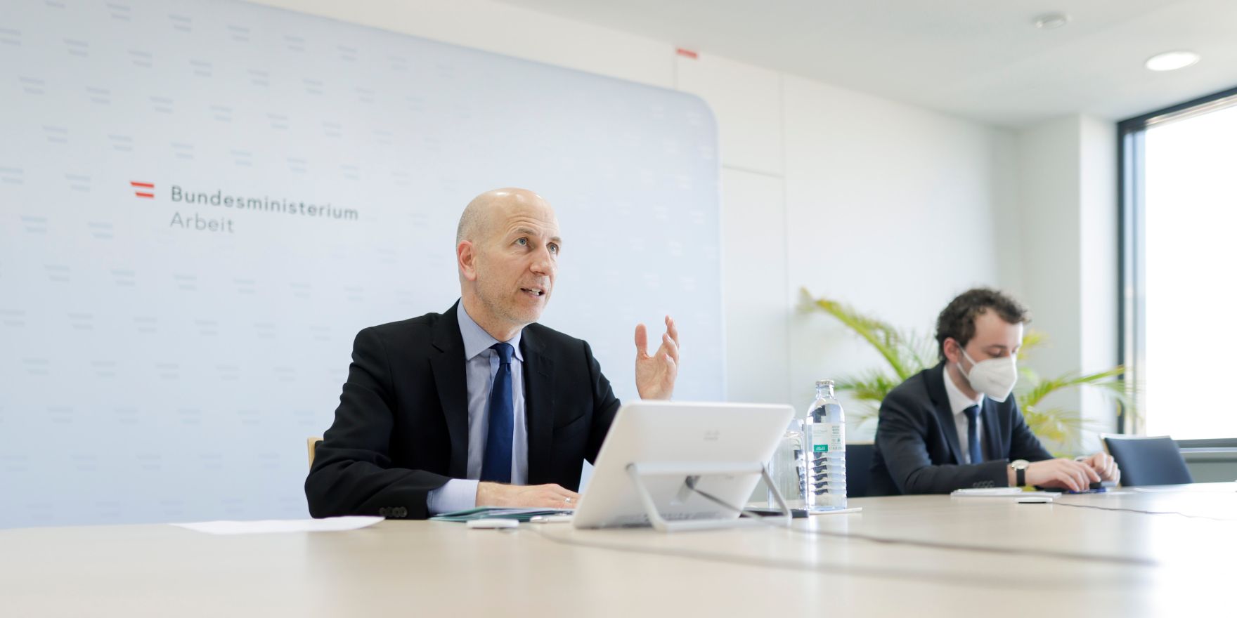 Am 2. M&auml;rz 2022 lud Bundesminister Martin Kocher Start-up-Unternehmen zu einer Videokonferenz zum Thema &bdquo;Rot-Wei&szlig;-Rot-Card&ldquo; ein.