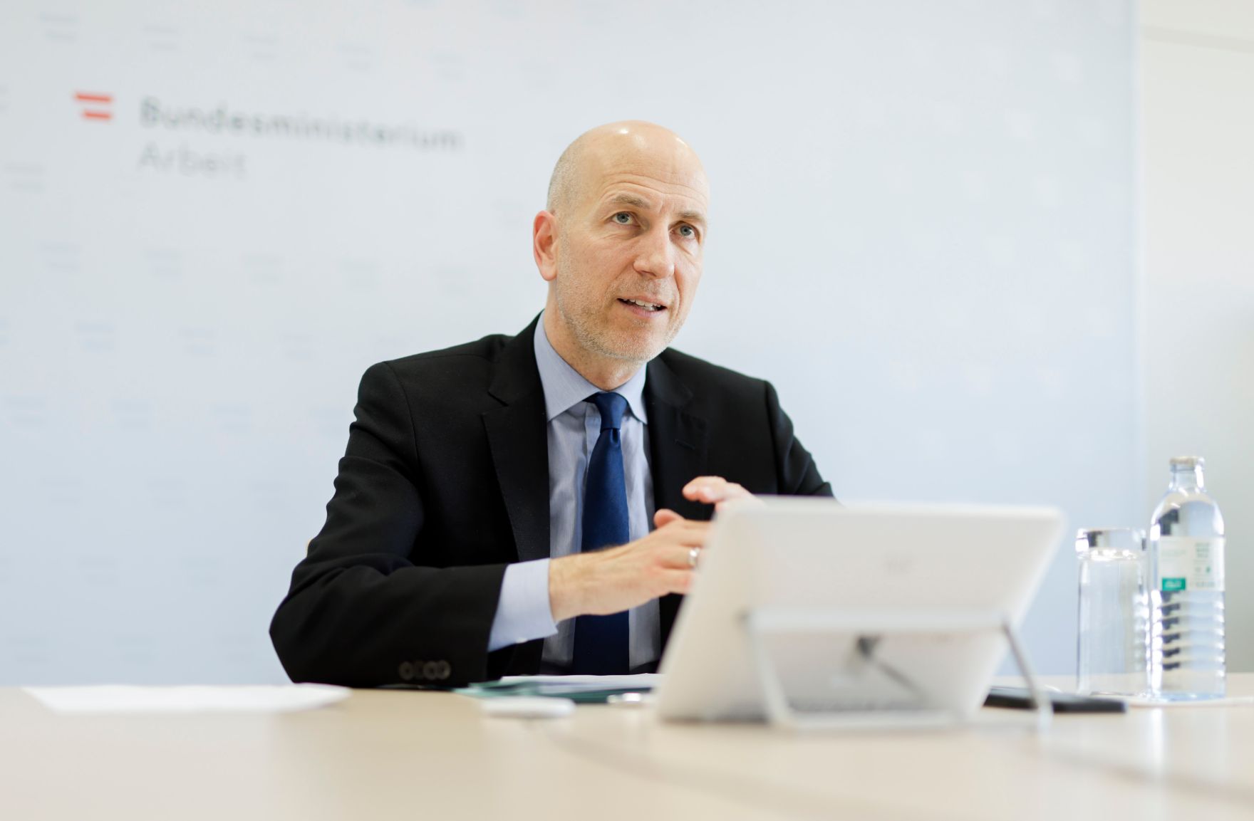 Am 2. M&auml;rz 2022 lud Bundesminister Martin Kocher Start-up-Unternehmen zu einer Videokonferenz zum Thema &bdquo;Rot-Wei&szlig;-Rot-Card&ldquo; ein.