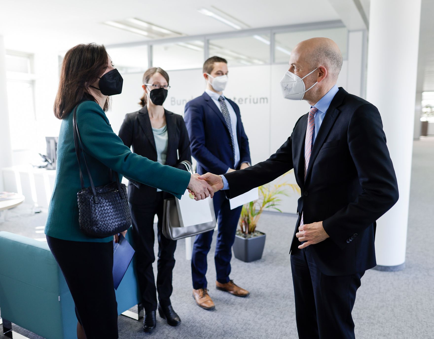 Am 18. J&auml;nner 2022 empfing Bundesminister Martin Kocher (r.) die Botschafterin der USA, Victoria Kennedy (l.) zu einem Gespr&auml;ch.