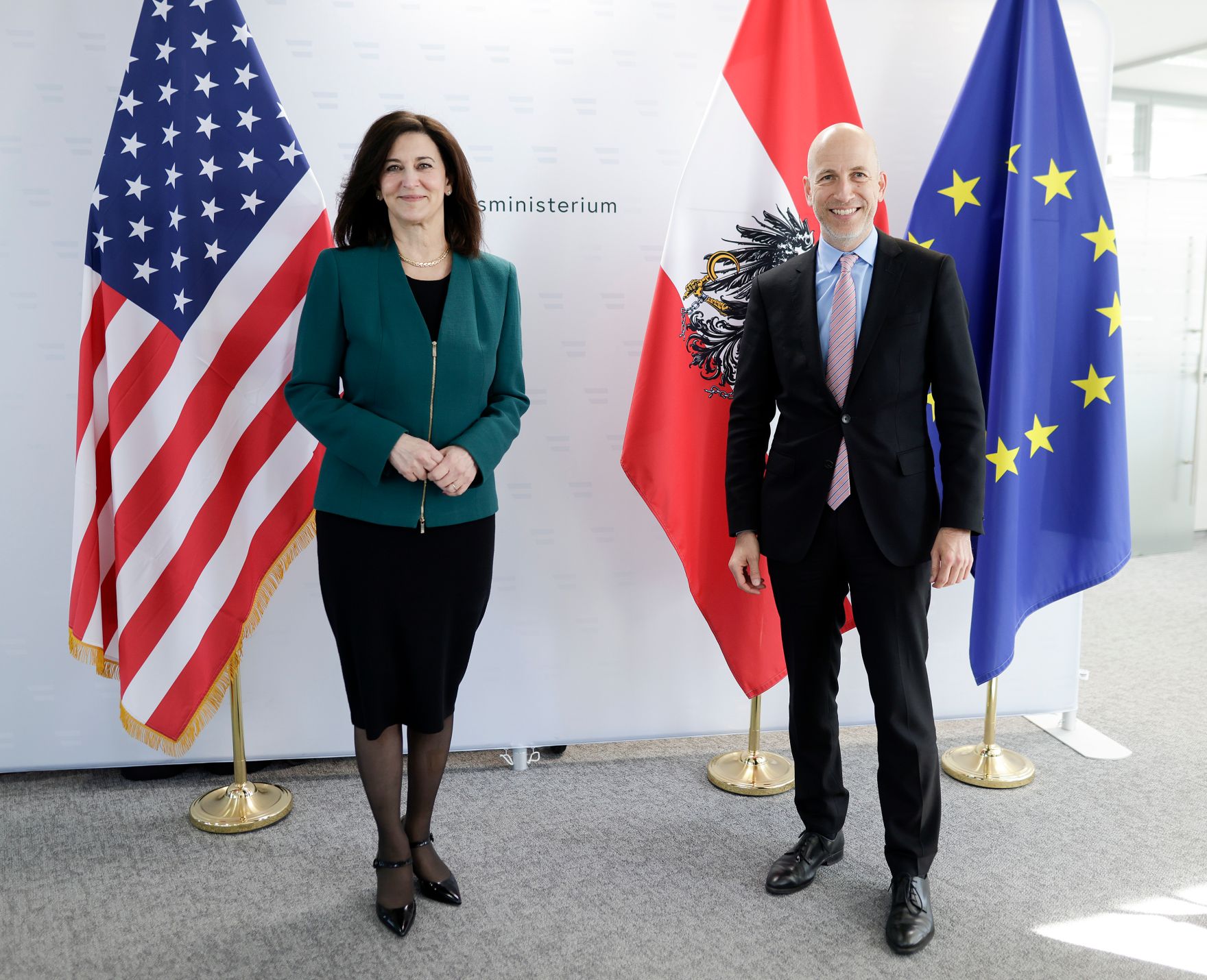Am 18. J&auml;nner 2022 empfing Bundesminister Martin Kocher (r.) die Botschafterin der USA, Victoria Kennedy (l.) zu einem Gespr&auml;ch.