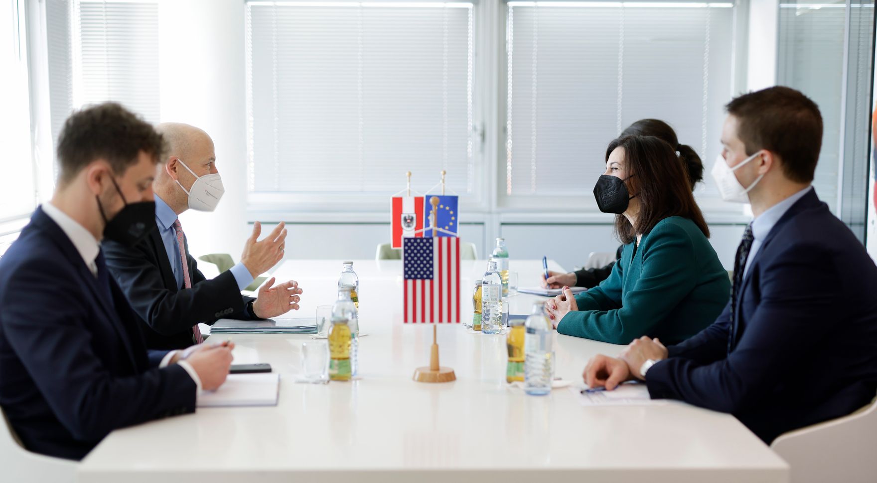 Am 18. J&auml;nner 2022 empfing Bundesminister Martin Kocher (2.v.l.) die Botschafterin der USA, Victoria Kennedy (2.v.r.) zu einem Gespr&auml;ch.