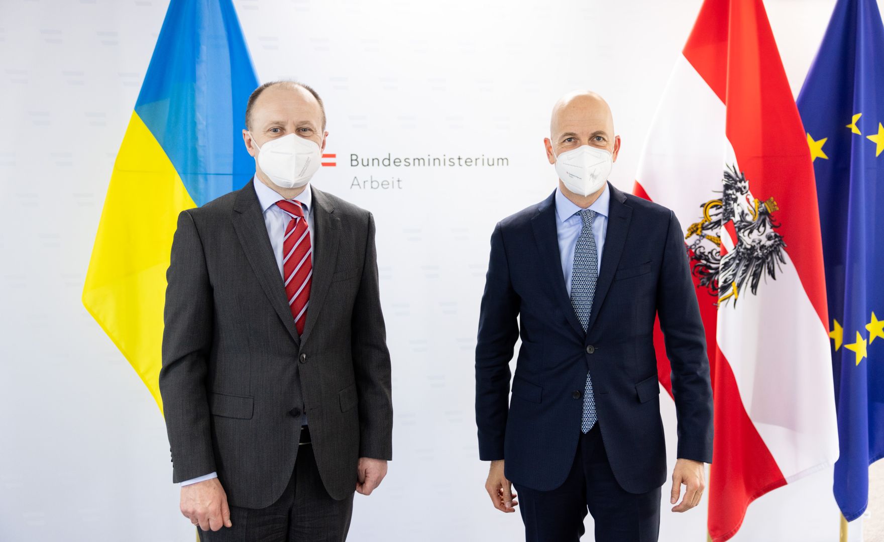 Am 23. M&auml;rz 2022 empfing Bundesminister Martin Kocher (r.) den Botschafter der Ukraine, Vasyl Khymynets (l.) zu einem Gespr&auml;ch.
