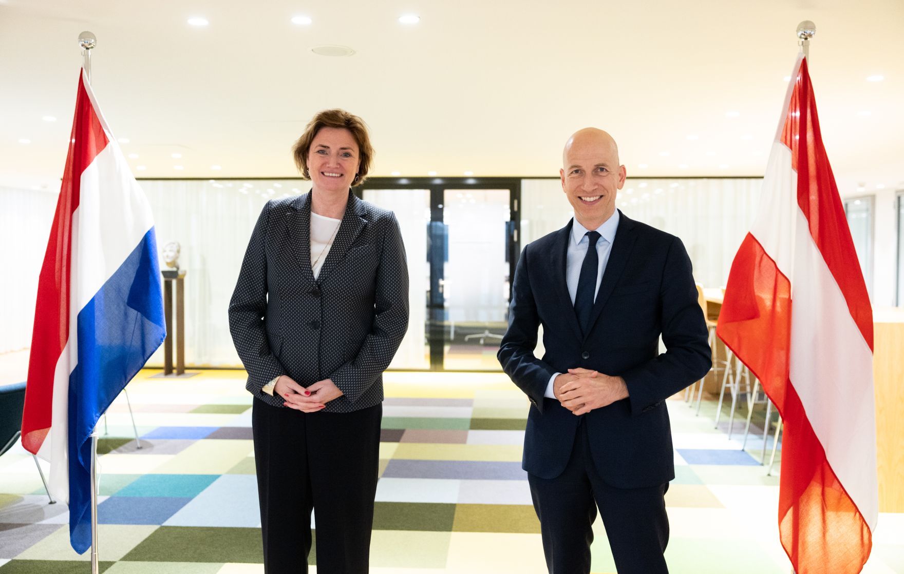 Am 6. April 2022 reiste Bundesminister Martin Kocher (r.) zu einem Arbeitsbesuch nach Den Haag. Im Bild mit der niederl&auml;ndischen Ministerin f&uuml;r Soziales und Besch&auml;ftigung (l.)