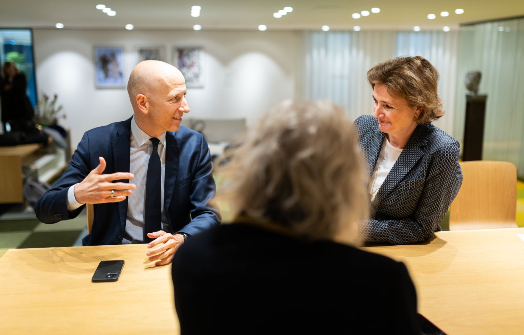Am 6. April 2022 reiste Bundesminister Martin Kocher (l.) zu einem Arbeitsbesuch nach Den Haag. Im Bild mit der niederl&auml;ndischen Ministerin f&uuml;r Soziales und Besch&auml;ftigung (r.)