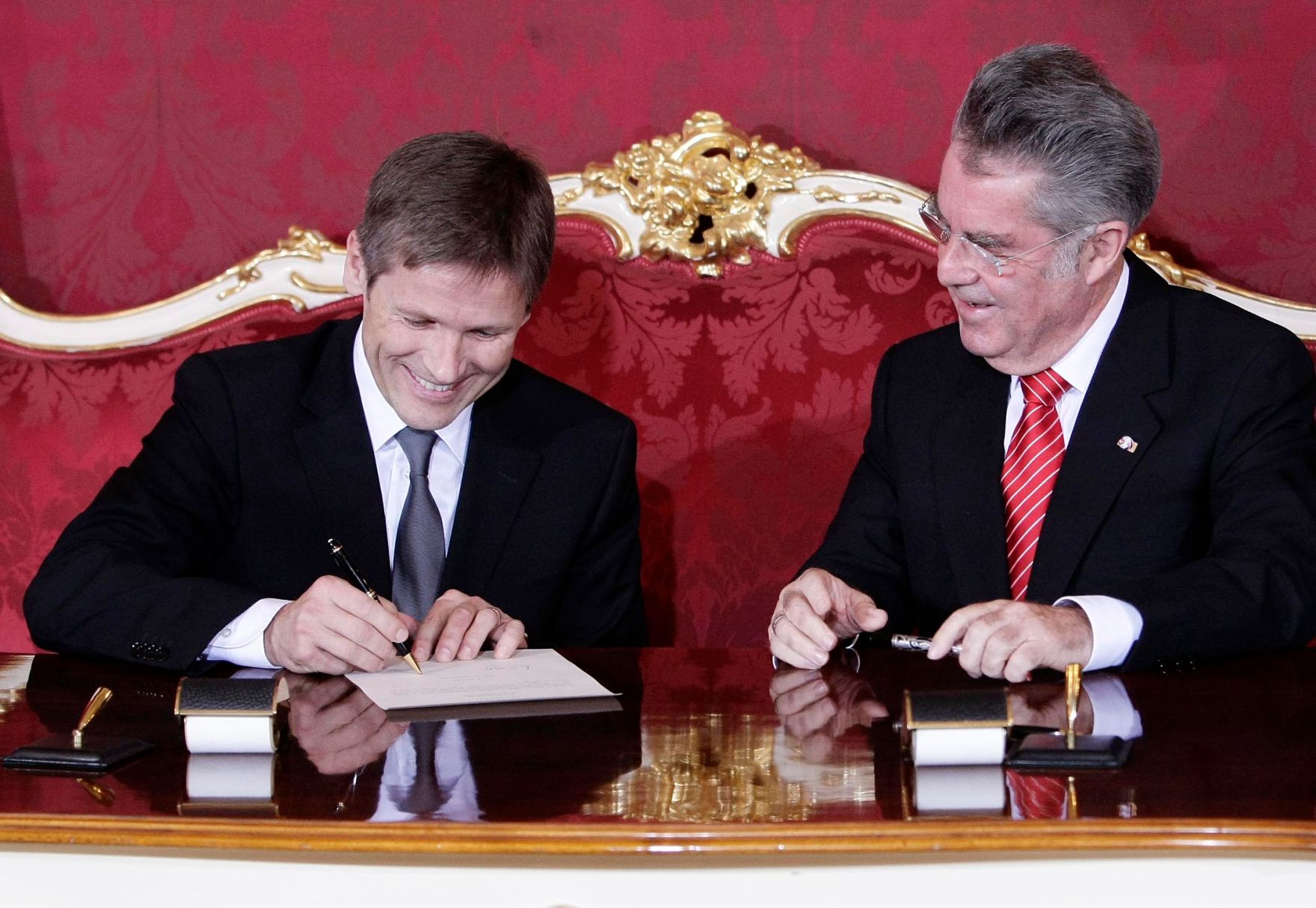 Am 2. Dezember 2008 wurde die neue Bundesregierung von Bundespr&auml;sident Heinz Fischer in der Pr&auml;sidentschaftskanzlei angelobt. Im Bild Staatssekret&auml;r im Bundeskanzleramt Josef Ostermayer (l.) und Bundespr&auml;sident Heinz Fischer (r.).