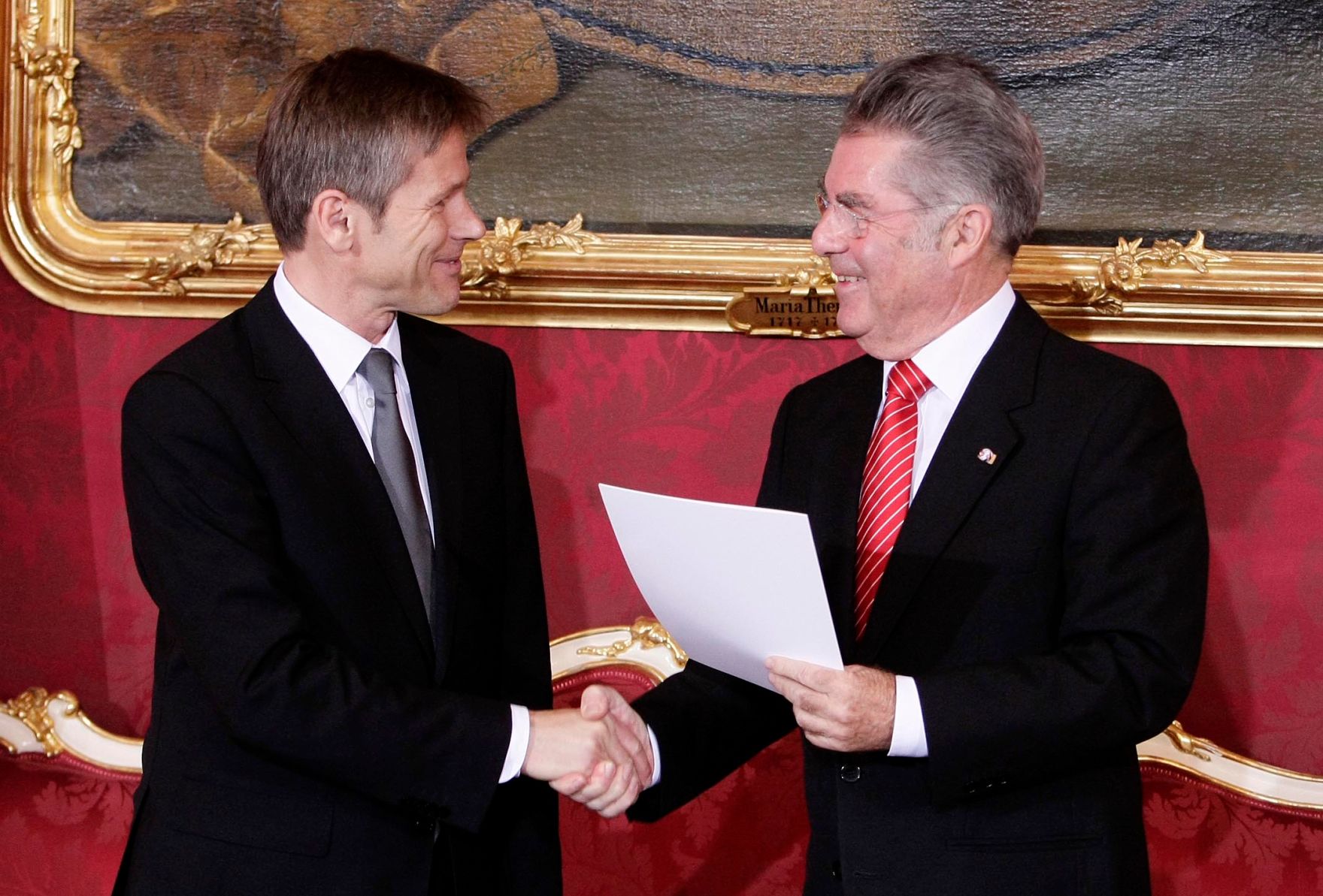 Am 2. Dezember 2008 wurde die neue Bundesregierung von Bundespr&auml;sident Heinz Fischer in der Pr&auml;sidentschaftskanzlei angelobt. Im Bild Staatssekret&auml;r im Bundeskanzleramt Josef Ostermayer (l.) und Bundespr&auml;sident Heinz Fischer (r.).