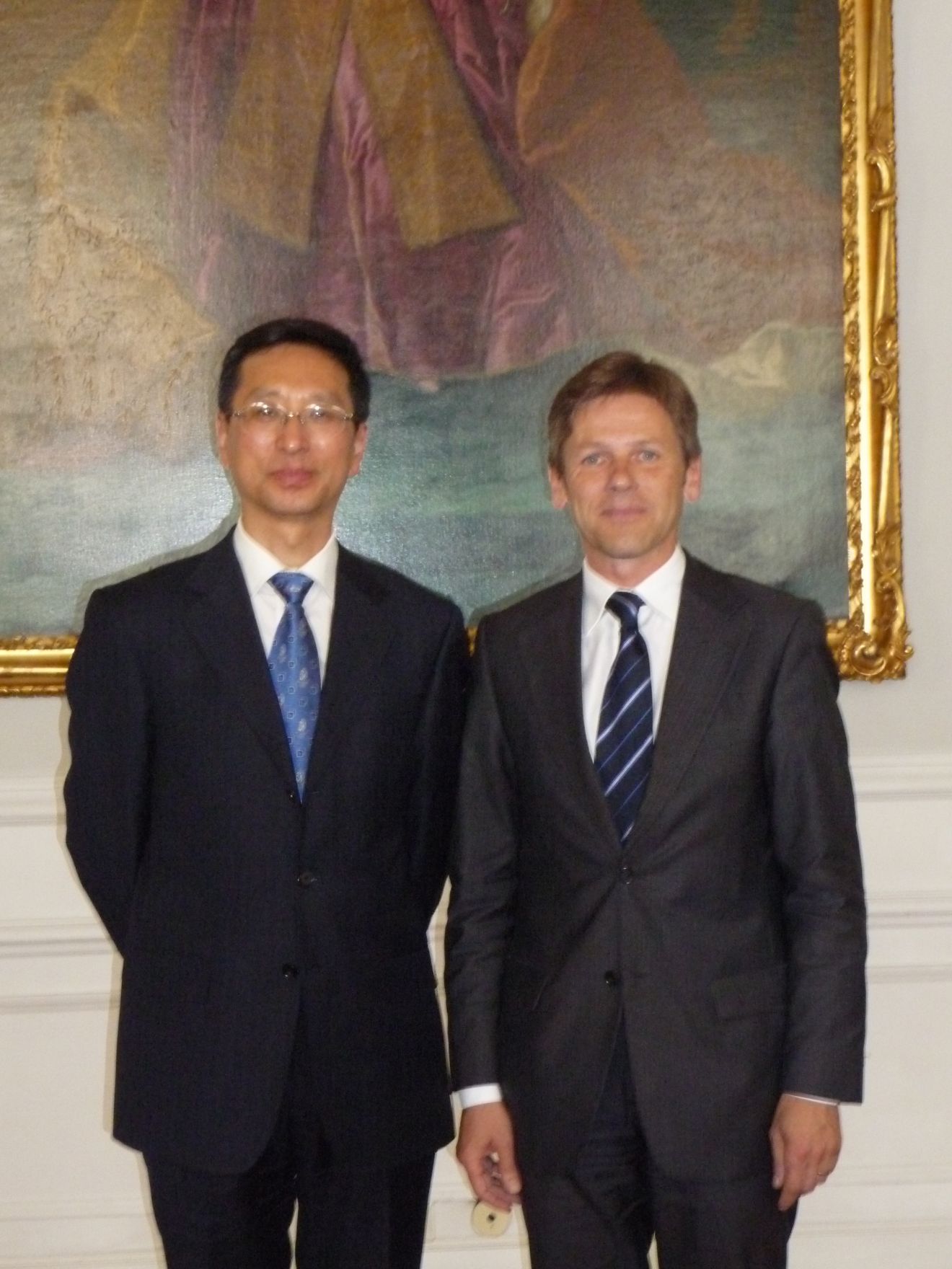 Am 30. Juli 2009 empfing Staatssekret&auml;r Josef Ostermayer (r.), eine hochrangige Delegation der State Administration of Radio, Film &amp; Television (SARFT) der Volksrepublik China unter Leitung von Vizeminister Hu Zhanfan (l.) zu einem Gespr&auml;ch im Bundeskanzleramt.