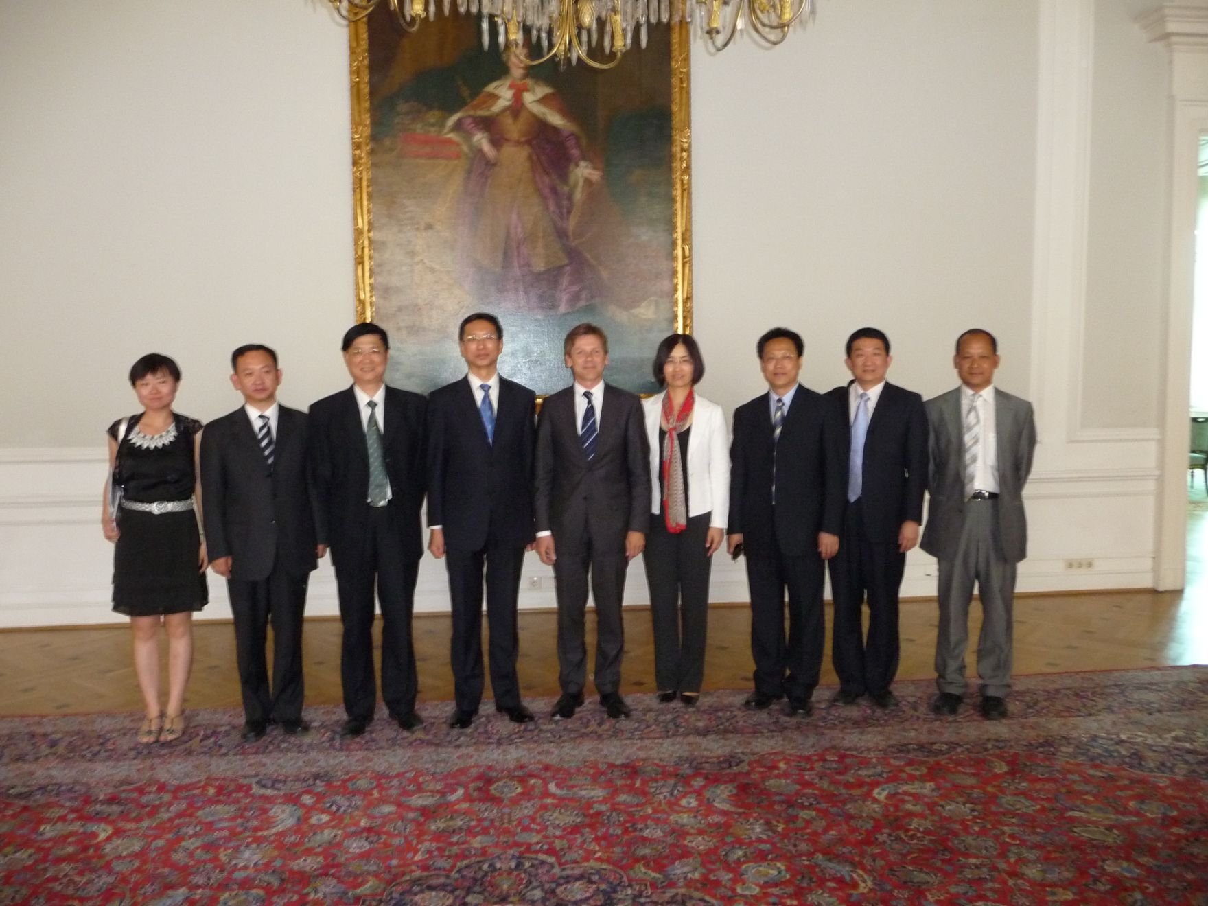 Am 30. Juli 2009 empfing Staatssekret&auml;r Josef Ostermayer (m.), eine hochrangige Delegation der State Administration of Radio, Film &amp; Television (SARFT) der Volksrepublik China unter Leitung von Vizeminister Hu Zhanfan (4.v.l.) zu einem Gespr&auml;ch im Bundeskanzleramt.