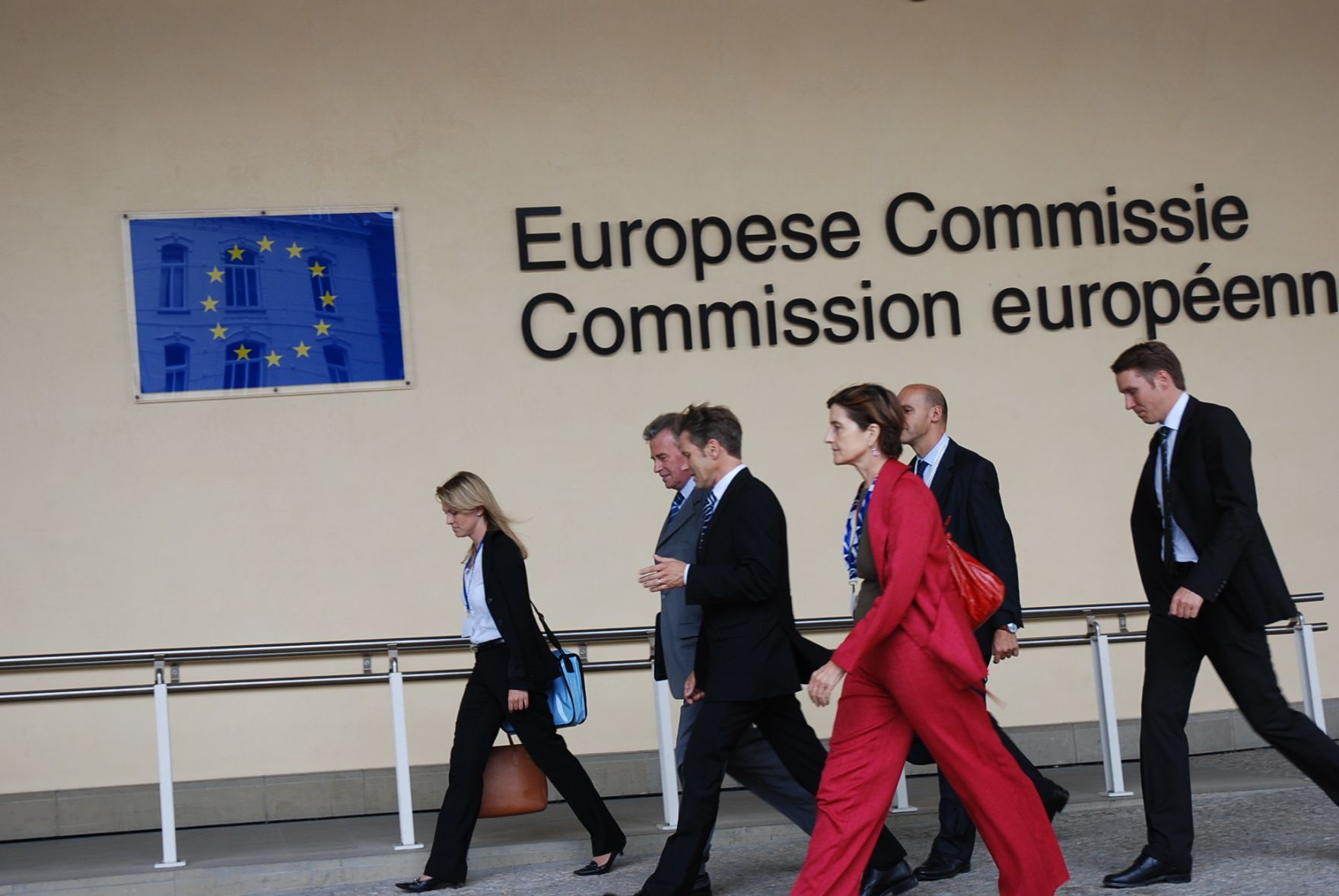 Die &ouml;sterreichische Delegation vor der Verhandlung mit Wettbewerbskommissarin Neelie Kroes. Im Bild (v.L.n.R.) Martina Hohensinn (Medienrecht Bundeskanzleramt), Walter Grahammer (stv. Leiter der St&auml;ndigen Vertretung &Ouml;sterreichs in Br&uuml;ssel), Josef Ostermayer (Staatsekret&auml;r f&uuml;r Medien im Bundeskanzleramt), Judith Gebetsroithner (Leiterin der Vertretung des Bundeskanzleramtes an der St&auml;ndigen Vertretung &Ouml;sterreichs in Br&uuml;ssel), Matthias Traimer (Leitung Medienrecht Bundeskanzleramt), Nikolaus Gretzmacher (B&uuml;roleiter Staatssekret&auml;r Ostermayer).
