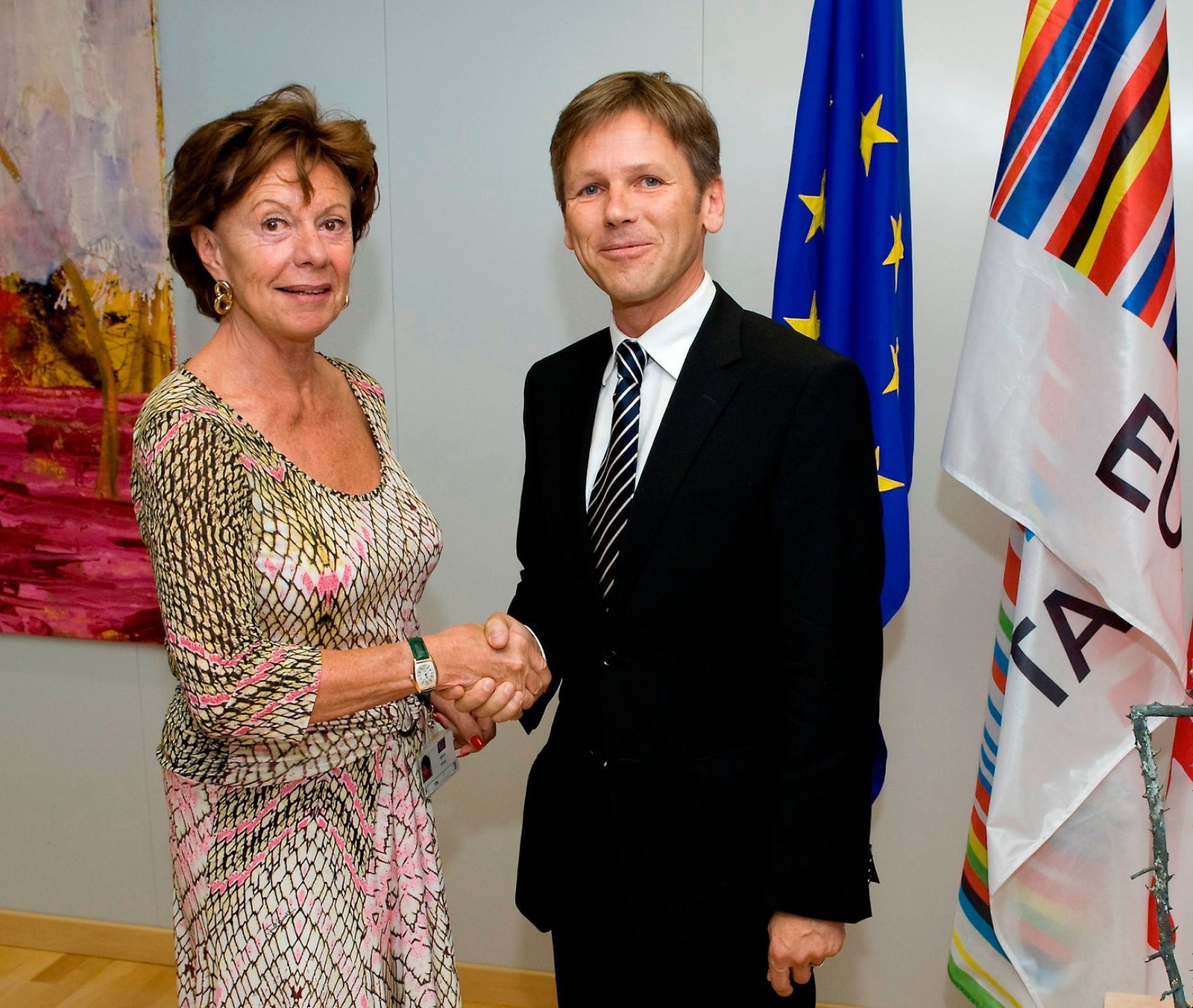 Am 09. September 2009 erreichten die Wettbewerbskommissarin Neelie Kroes (L) und der &ouml;sterreichische Medienstaatssekret&auml;r Josef Ostermayer (R) in Br&uuml;ssel eine Einigung im ORF-Wettbewerbsverfahren.