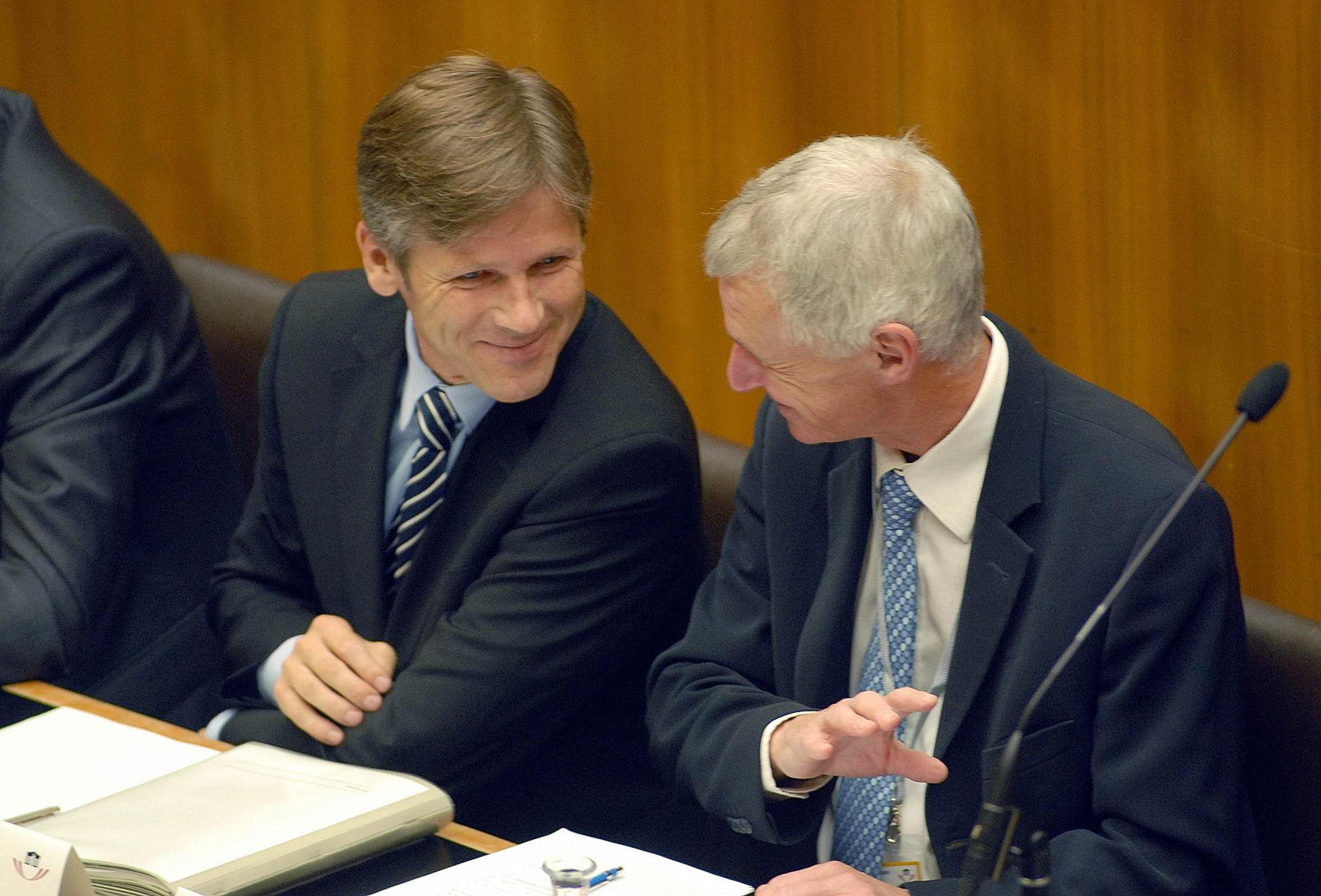 Donnerstag, den 17. September 2009 fand eine Parlamentarische Enquete zu dem Thema &quot;&Ouml;ffentlich-rechtlicher Rundfunk - Medienvielfalt in &Ouml;sterreich&quot; statt. Im Bild Staatssekret&auml;r Josef Ostermayer (L) mit Philip Lowe (Generaldirektor, Wettbewerb, EU-Kommission).