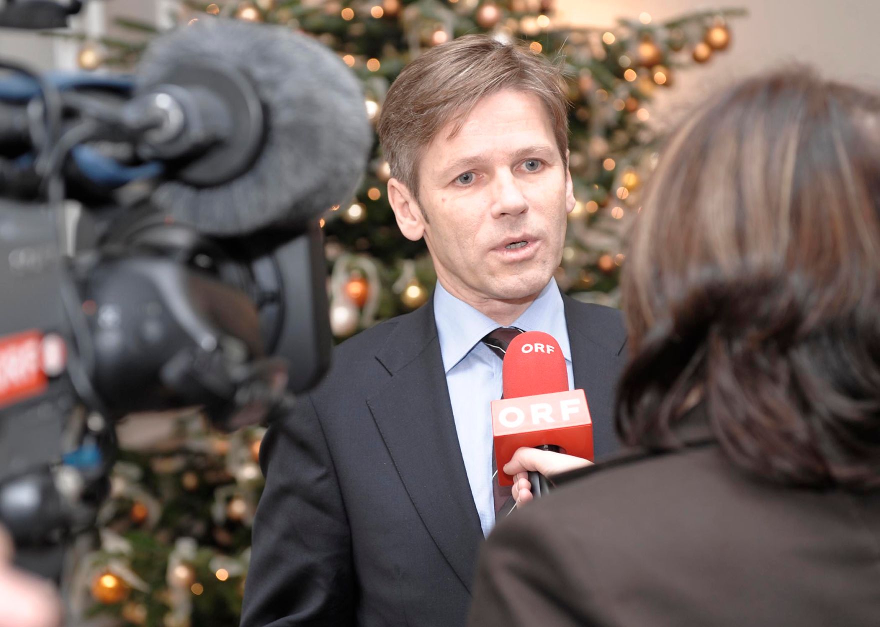 Am 3. Dezember 2009 er&ouml;ffnete Staatssekret&auml;r Josef Ostermayer die Enquete zur Reform des Volksgruppengesetzes im Bundeskanzleramt. Im Bild Staatssekret&auml;r Ostermayer im Interview mit dem ORF.