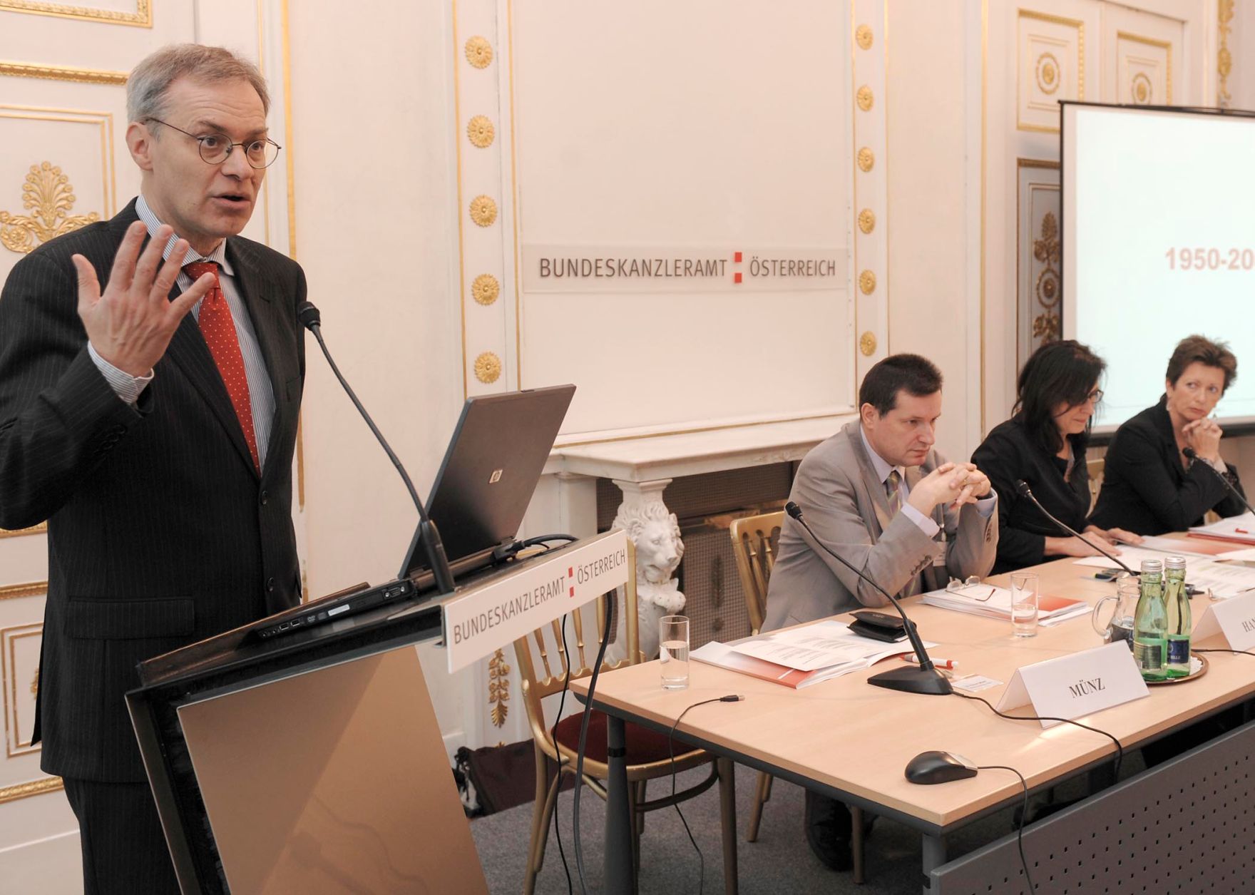 Am 3. Dezember 2009 fand im Bundeskanzleramt die Enquete zur Reform des Volksgruppengesetzes statt. Im Bild der Bev&ouml;lkerungswissenschafter Rainer M&uuml;nz bei seinem Vortrag zum Thema &quot;Europ&auml;ische Bev&ouml;lkerungsentwicklung und die Auswirkungen auf die autochthonen Volksgruppen&quot;.