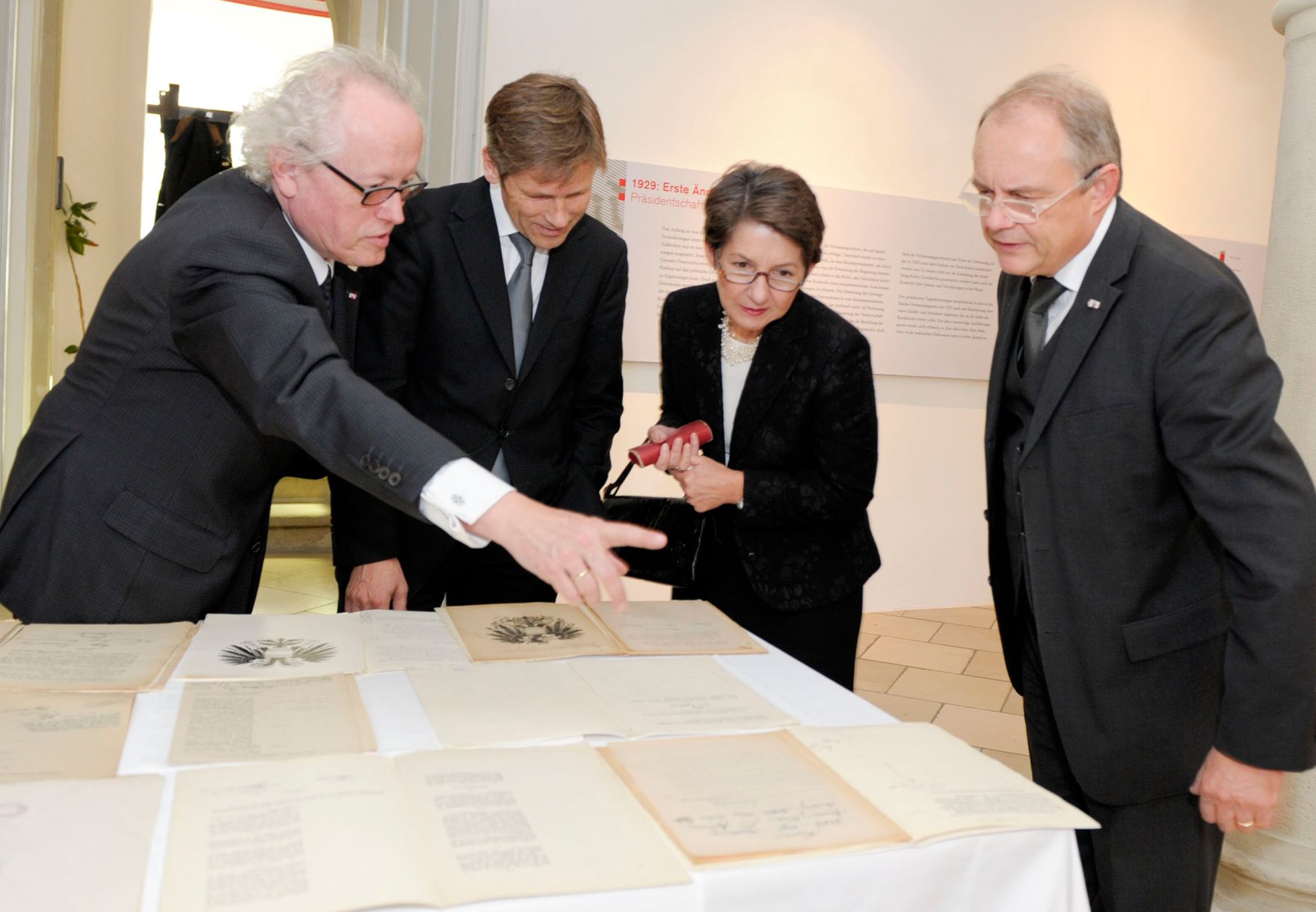 Am 1. Oktober 2010 wurde die vom Bundeskanzleramt und dem &Ouml;sterreichischen Staatsarchiv gestaltete Ausstellung &quot;In guter Verfassung - 90 Jahre Bundes-Verfassungsgesetz 1920-2010&quot; im Palais Porcia durch Staatssekret&auml;r Ostermayer er&ouml;ffnet. Im Bild (v.L.n.R.) Generaldirektor des &Ouml;sterreichischen Staatsarchivs Lorenz Mikoletzky, Staatssekret&auml;r Josef Ostermayer, Nationalratspr&auml;sidentin Barbara Prammer und Sektionschef Manfred Matzka.