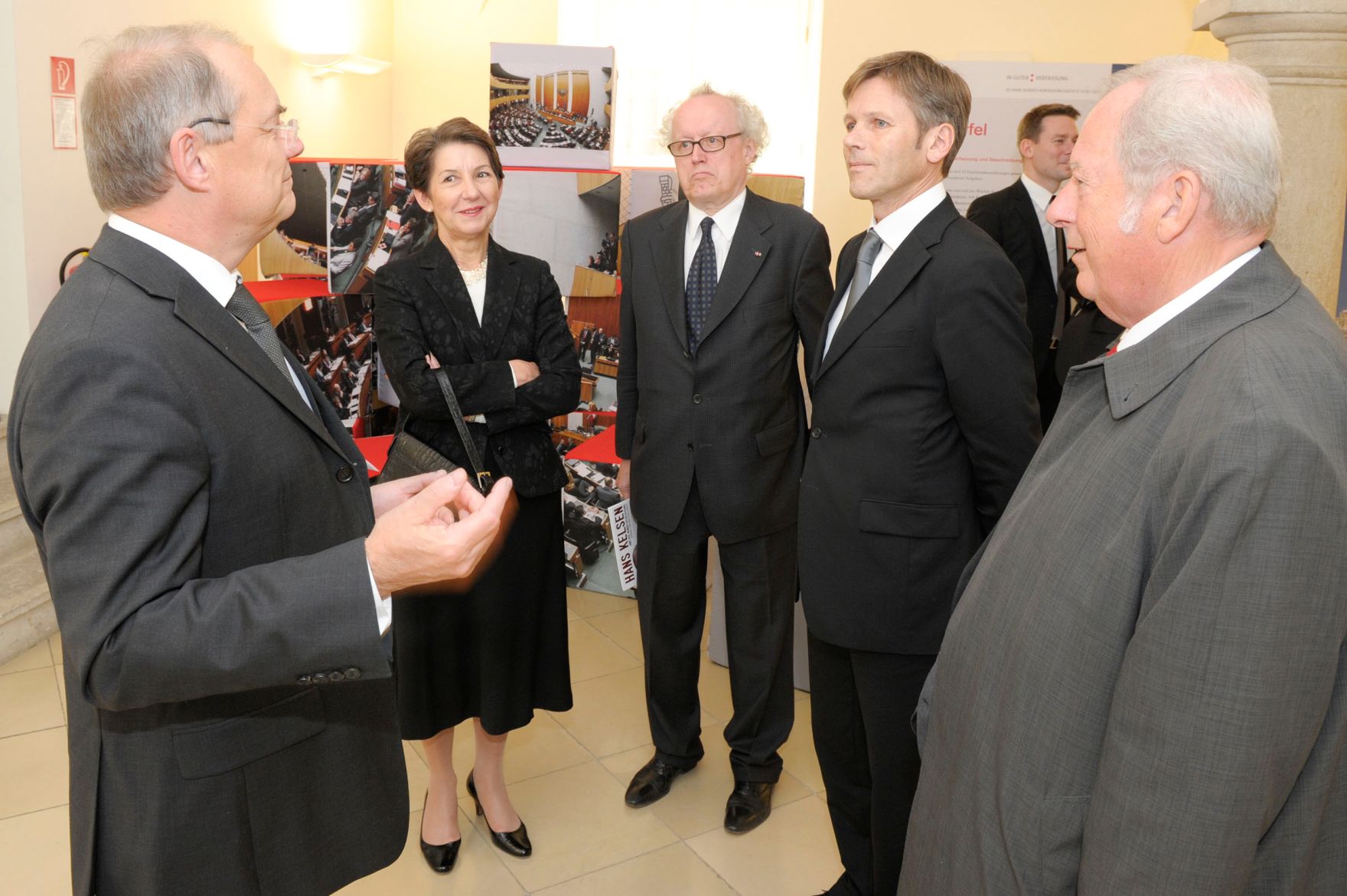 Am 1. Oktober 2010 wurde die vom Bundeskanzleramt und dem &Ouml;sterreichischen Staatsarchiv gestaltete Ausstellung &quot;In guter Verfassung - 90 Jahre Bundes-Verfassungsgesetz 1920-2010&quot; im Palais Porcia durch Staatssekret&auml;r Ostermayer er&ouml;ffnet. Im Bild (v.L.n.R.) Sektionschef Manfred Matzka, Nationalratspr&auml;sidentin Barbara Prammer, Generaldirektor des &Ouml;sterreichischen Staatsarchivs Lorenz Mikoletzky und Staatssekret&auml;r Josef Ostermayer.