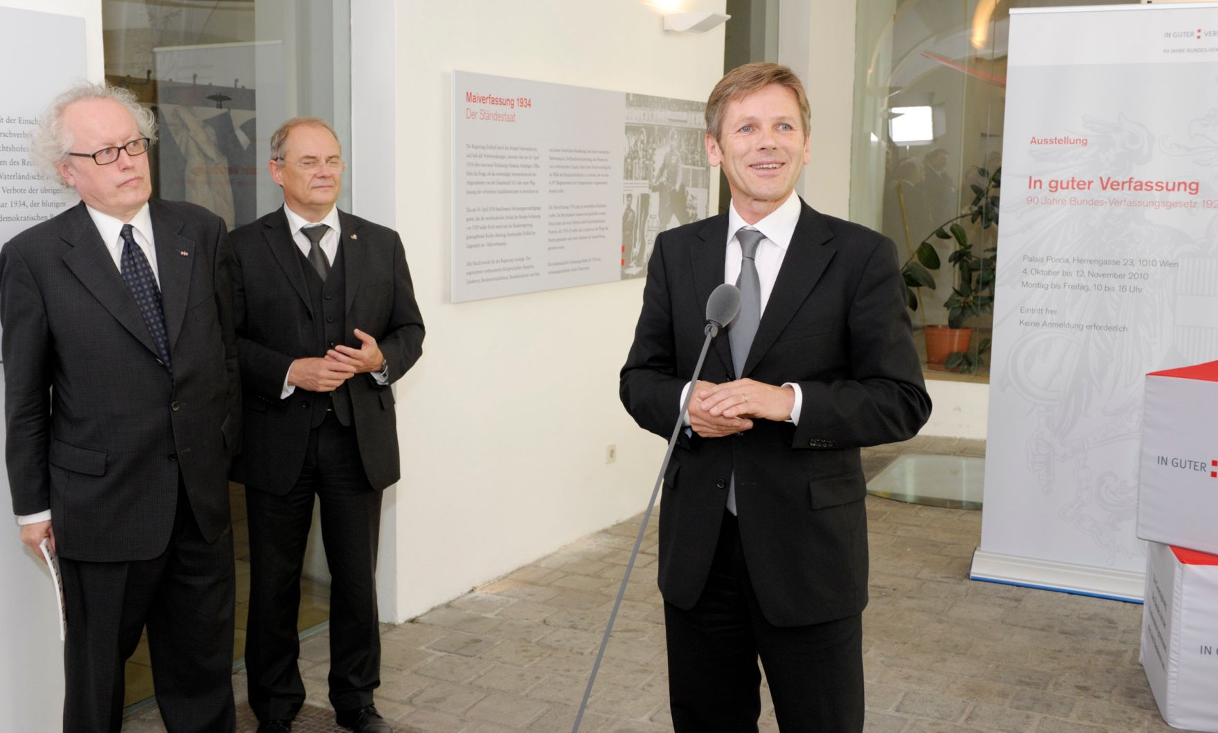 Am 1. Oktober 2010 wurde die vom Bundeskanzleramt und dem &Ouml;sterreichischen Staatsarchiv gestaltete Ausstellung &quot;In guter Verfassung - 90 Jahre Bundes-Verfassungsgesetz 1920-2010&quot; im Palais Porcia durch Staatssekret&auml;r Josef Ostermayer (R) er&ouml;ffnet. (L) Generaldirektor des &Ouml;sterreichischen Staatsarchivs Lorenz Mikoletzky, 2.v.L. Sektionschef Manfred Matzka.