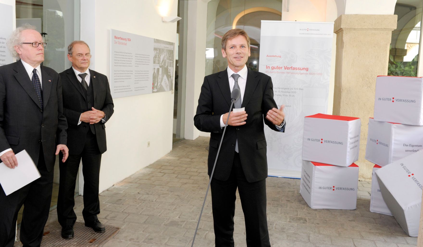 Am 1. Oktober 2010 wurde die vom Bundeskanzleramt und dem &Ouml;sterreichischen Staatsarchiv gestaltete Ausstellung &quot;In guter Verfassung - 90 Jahre Bundes-Verfassungsgesetz 1920-2010&quot; im Palais Porcia durch Staatssekret&auml;r Josef Ostermayer (R) er&ouml;ffnet. (L) Generaldirektor des &Ouml;sterreichischen Staatsarchivs Lorenz Mikoletzky, 2.v.L. Sektionschef Manfred Matzka.