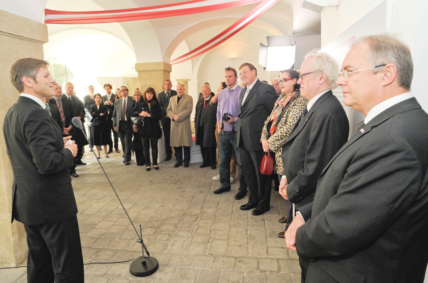 Am 1. Oktober 2010 wurde die vom Bundeskanzleramt und dem &Ouml;sterreichischen Staatsarchiv gestaltete Ausstellung &quot;In guter Verfassung - 90 Jahre Bundes-Verfassungsgesetz 1920-2010&quot; im Palais Porcia durch Staatssekret&auml;r Josef Ostermayer (L) er&ouml;ffnet.