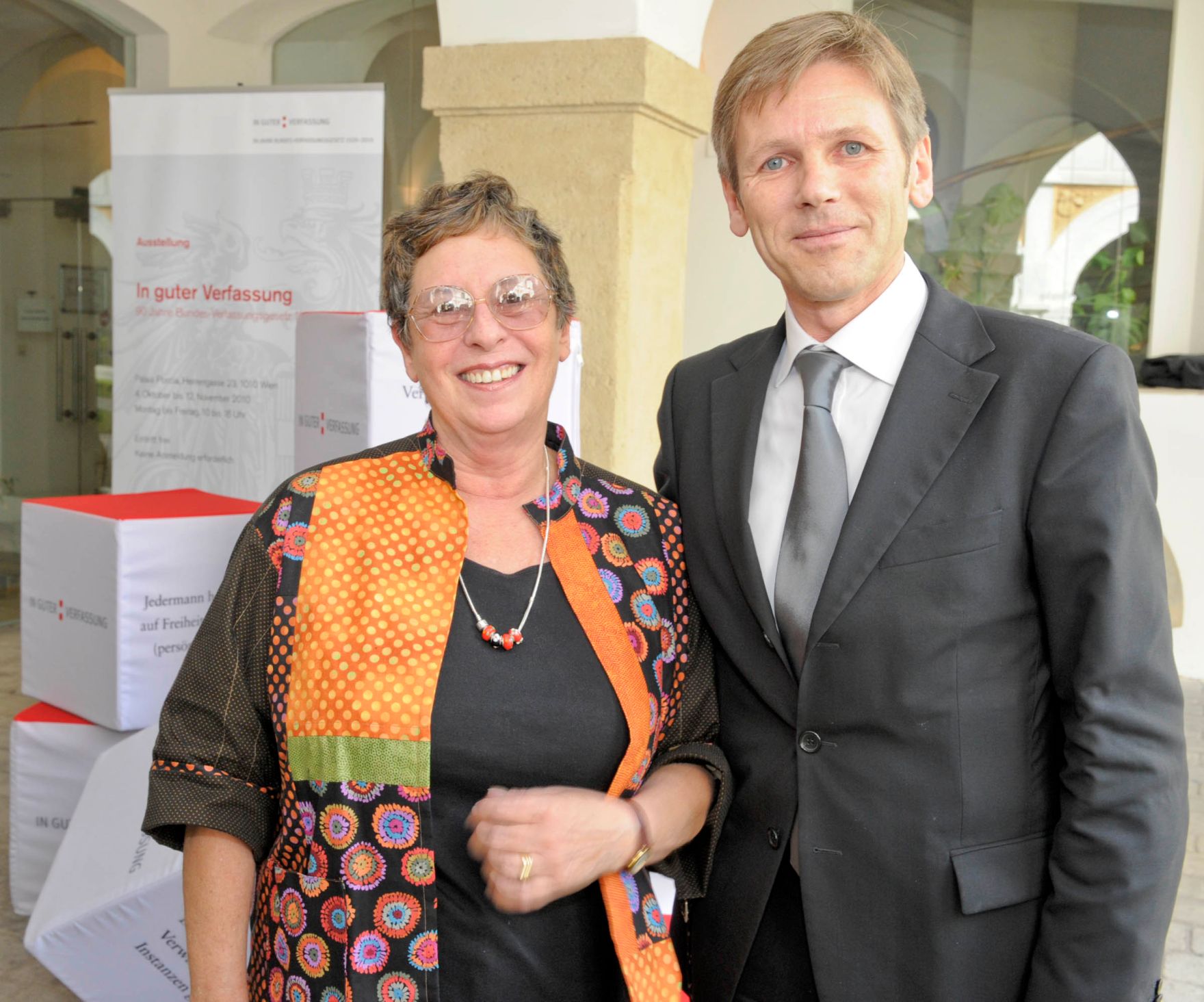 Am 1. Oktober 2010 wurde die vom Bundeskanzleramt und dem &Ouml;sterreichischen Staatsarchiv gestaltete Ausstellung &quot;In guter Verfassung - 90 Jahre Bundes-Verfassungsgesetz 1920-2010&quot; im Palais Porcia durch Staatssekret&auml;r Ostermayer er&ouml;ffnet. Im Bild Staatssekret&auml;r Josef Ostermayer mit Anne Feder-Lee (Enkelin des &quot;Architekten&quot; der &ouml;sterreichischen Verfassung, Hans Kelsen).