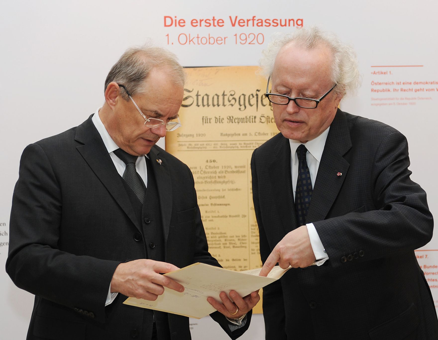 Am 1. Oktober 2010 wurde die vom Bundeskanzleramt und dem &Ouml;sterreichischen Staatsarchiv gestaltete Ausstellung &quot;In guter Verfassung - 90 Jahre Bundes-Verfassungsgesetz 1920-2010&quot; im Palais Porcia durch Staatssekret&auml;r Josef Ostermayer er&ouml;ffnet. Im Vorfeld f&uuml;hrten Sektionschef Manfred Matzka (L) und Generaldirektor des &Ouml;sterreichischen Staatsarchivs Lorenz Mikoletzky (R) interessierte Medienvertreterinnen und Medienvertreter durch die Ausstellung.