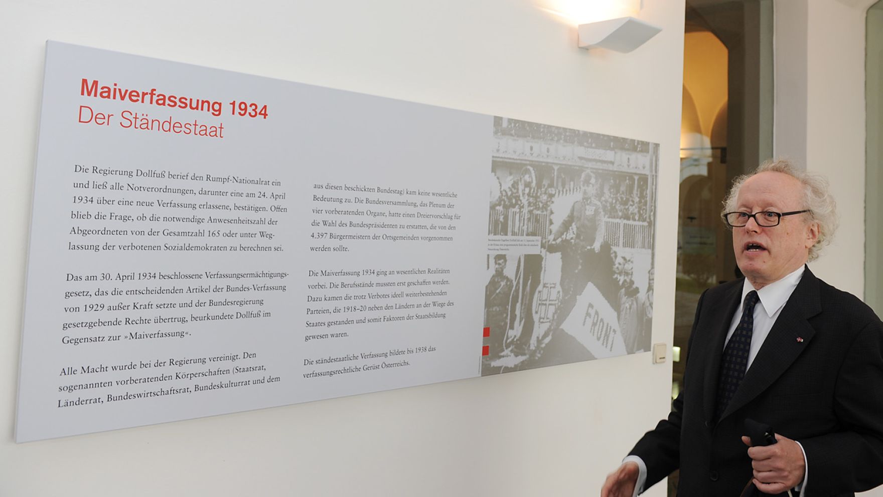 Am 1. Oktober 2010 wurde die vom Bundeskanzleramt und dem &Ouml;sterreichischen Staatsarchiv gestaltete Ausstellung &quot;In guter Verfassung - 90 Jahre Bundes-Verfassungsgesetz 1920-2010&quot; im Palais Porcia durch Staatssekret&auml;r Josef Ostermayer er&ouml;ffnet. Im Vorfeld f&uuml;hrten Sektionschef Manfred Matzka und Generaldirektor des &Ouml;sterreichischen Staatsarchivs Lorenz Mikoletzky (im Bild) interessierte Medienvertreterinnen und Medienvertreter durch die Ausstellung.