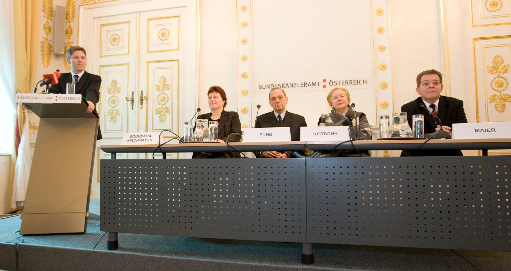 Am 28. J&auml;nner 2010 fand anl&auml;sslich des 4. Europ&auml;ischen Datenschutztages im Bundeskanzleramt die Veranstaltung "Datenschutzrechtliche Herausforderungen im 21. Jahrhundert" statt. Im Bild (v.l.n.r.) Staatssekr&auml;ter Josef Ostermayer, Moderatorin Eva Souhrada-Kirchmayer (Verfassungsdienst), Bernd-Christian Funk (Universit&auml;t Wien), Waltraud Kotschy (Datenschutzkommission), Johann Maier (Vorsitzender des Datenschutzrates).