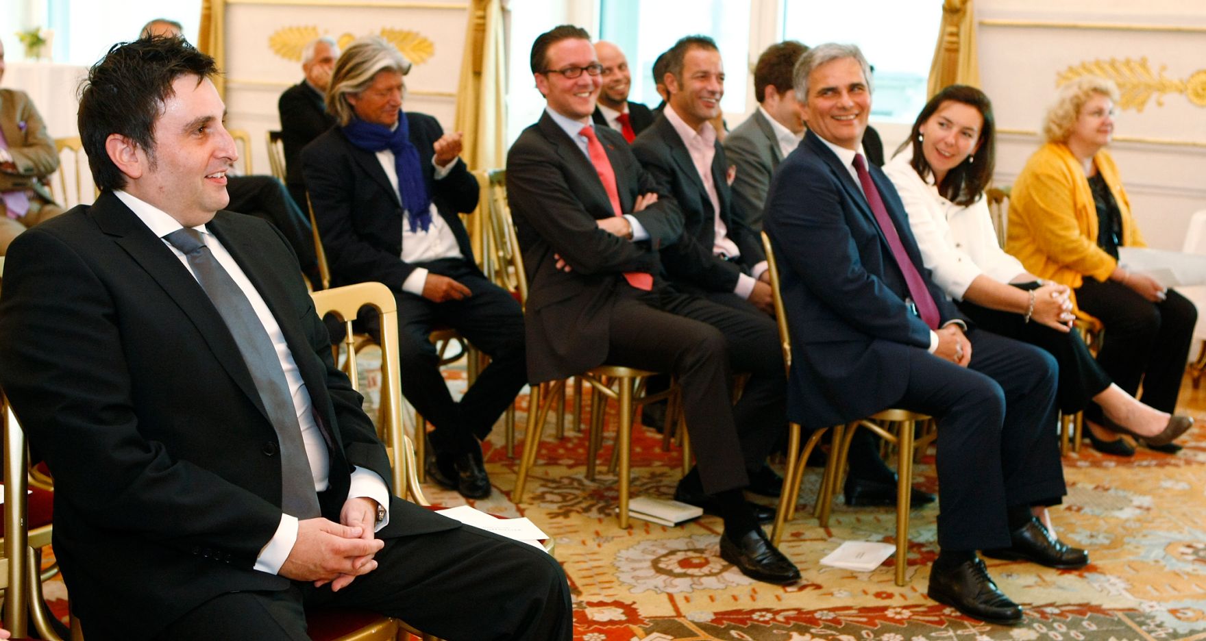 Am 29. Juli 2010 bestellte der Bundeskanzler den Wirtschaftstreibenden Marco Cirillo (l.) zum Mitglied der bei der Bundesanstalt "Statistik &Ouml;sterreich" eingerichteten Wirtschaftskurie. Damit hat er das Recht, die Bezeichnung "Kommerzialrat f&uuml;r die Statistik" zu f&uuml;hren.