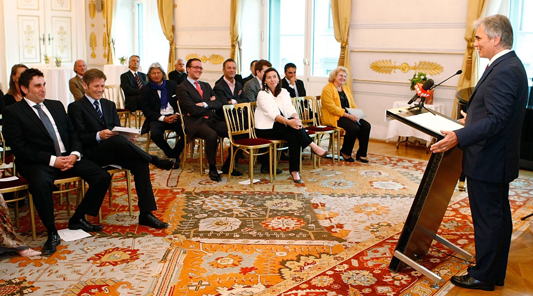 Am 29. Juli 2010 bestellte Bundeskanzler Werner Faymann (r.) den Wirtschaftstreibenden Marco Cirillo zum Mitglied der bei der Bundesanstalt "Statistik &Ouml;sterreich" eingerichteten Wirtschaftskurie. Damit hat er das Recht, die Bezeichnung "Kommerzialrat f&uuml;r die Statistik" zu f&uuml;hren.